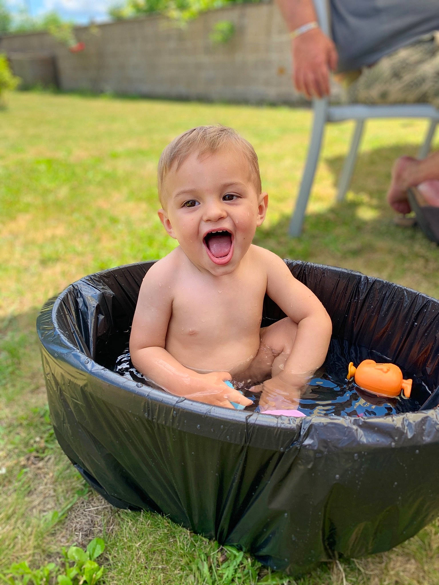 Nino participe au concours pour gagner de l'argent avec cette photo : baby, baby_products, child, fun, grass, leisure, person, play, product, recreation, smile, summer, toddler, vacation, water