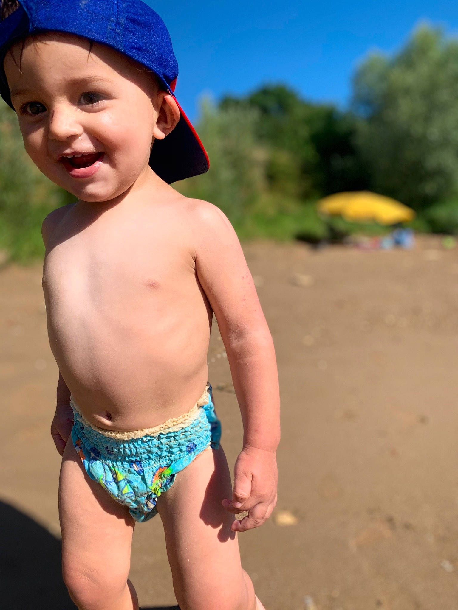 Nino a rejoint le concours — aidez-le/la à gagner de superbes lots ! abdomen, barechested, briefs, cap, child, clothing, electric_blue, fun, headgear, headwear, joy, muscle, person, play, shorts, summer, swim_brief, swimwear, toddler, trunk