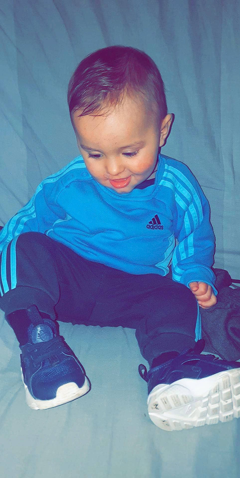 Nino a rejoint le concours — aidez-le/la à gagner de superbes lots ! baby, blue, cheek, child, nose, person, sitting, skin, smile, toddler