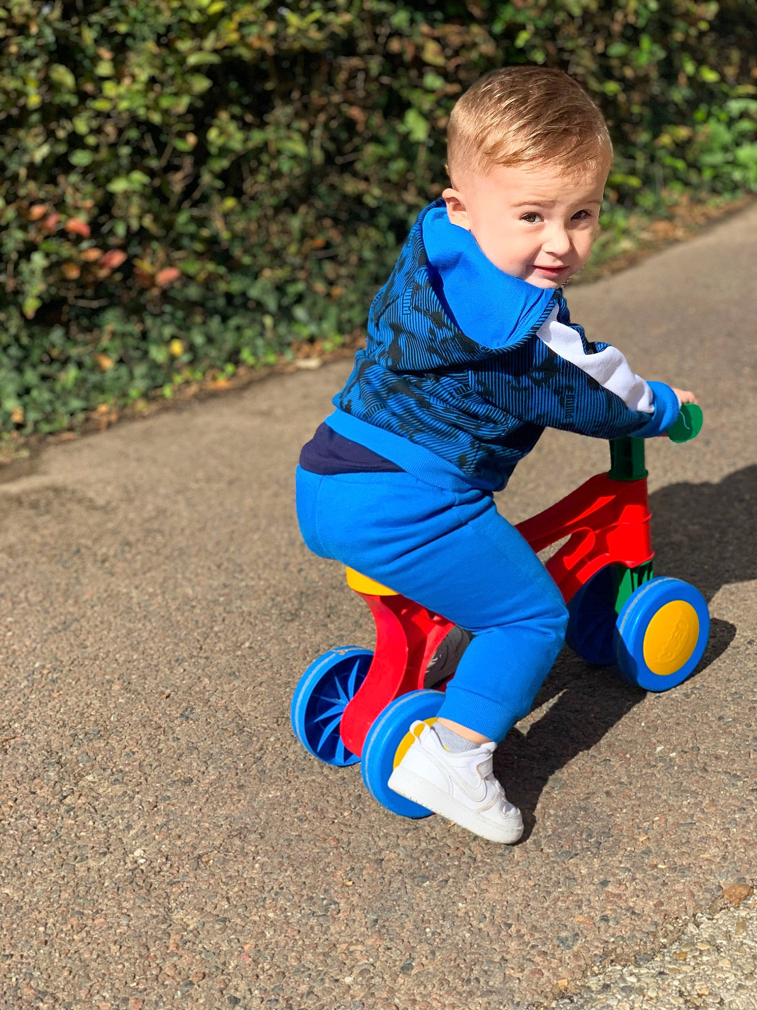 Kaydon participe au concours pour gagner de l'argent avec cette photo : asphalt, baby_toddler_clothing, ball, child, electric_blue, fun, grass, happy, knee, leisure, people_in_nature, person, play, recreation, sitting, sneakers, sock, soil, sweatpant, t_shirt