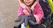 Angelina a rejoint le concours — aidez-le/la à gagner de superbes lots ! child, girl, stroller, jacket, gloves, outdoor, winter, smile, happy, blue_eyes, pants, boots, pavement, green_grass, snow, playful, cute, cold_weather, park, clothing