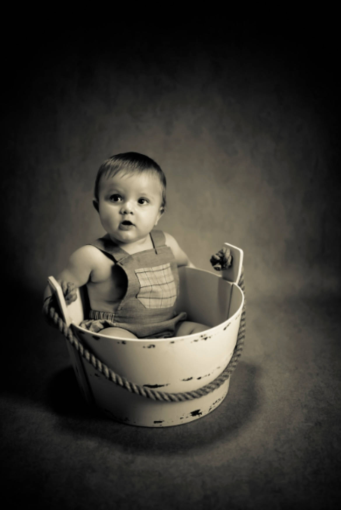 Rayan participe au concours pour gagner de l'argent avec cette photo : arm, art, baby, baby_products, bathing, cheek, drinkware, eye, flash_photography, fun, hair, happy, head, human_body, iris, monochrome, monochrome_photography, mouth, person, sweetness