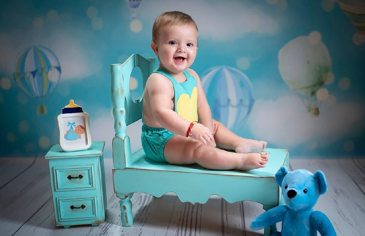 Rayan a rejoint le concours — aidez-le/la à gagner de superbes lots ! aqua, azure, baby, baby_toddler_clothing, blue, cabinetry, chest_of_drawers, child, comfort, drawer, flash_photography, green, happy, joy, person, pink, smile, standing, thigh, toddler