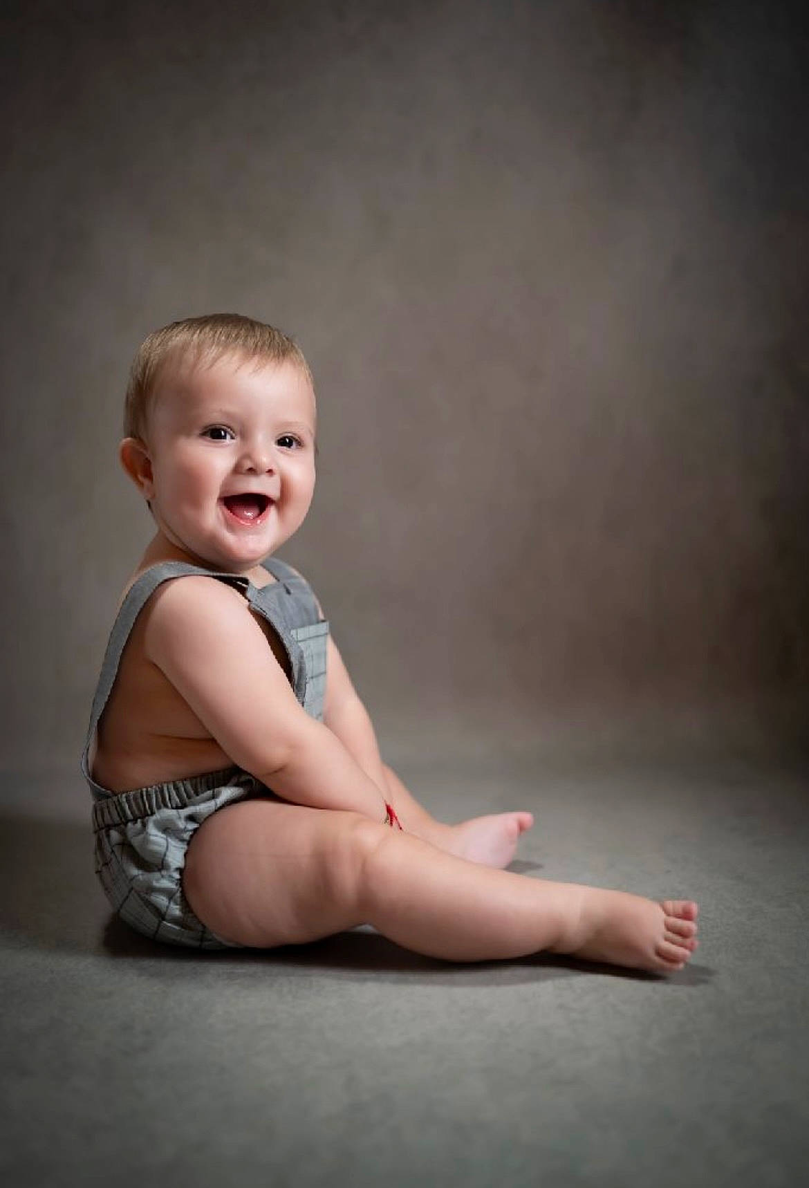 Rayan a rejoint le concours — aidez-le/la à gagner de superbes lots ! baby, baby_toddler_clothing, child, elbow, eye, flash_photography, floor, flooring, foot, fun, happy, human_body, human_leg, knee, leg, person, sitting, smile, stomach, toddler