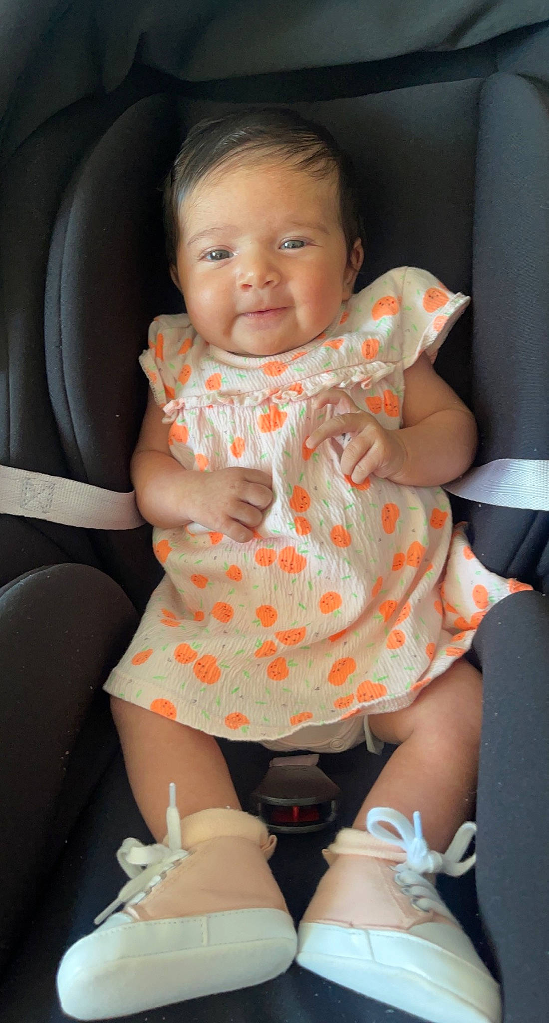 Tahnina a rejoint le concours — aidez-le/la à gagner de superbes lots ! baby, baby_toddler_clothing, child, dress, eye, face, flash_photography, happy, head, knee, neck, nose, person, shorts, skin, sleeve, smile, sock, t_shirt, thigh