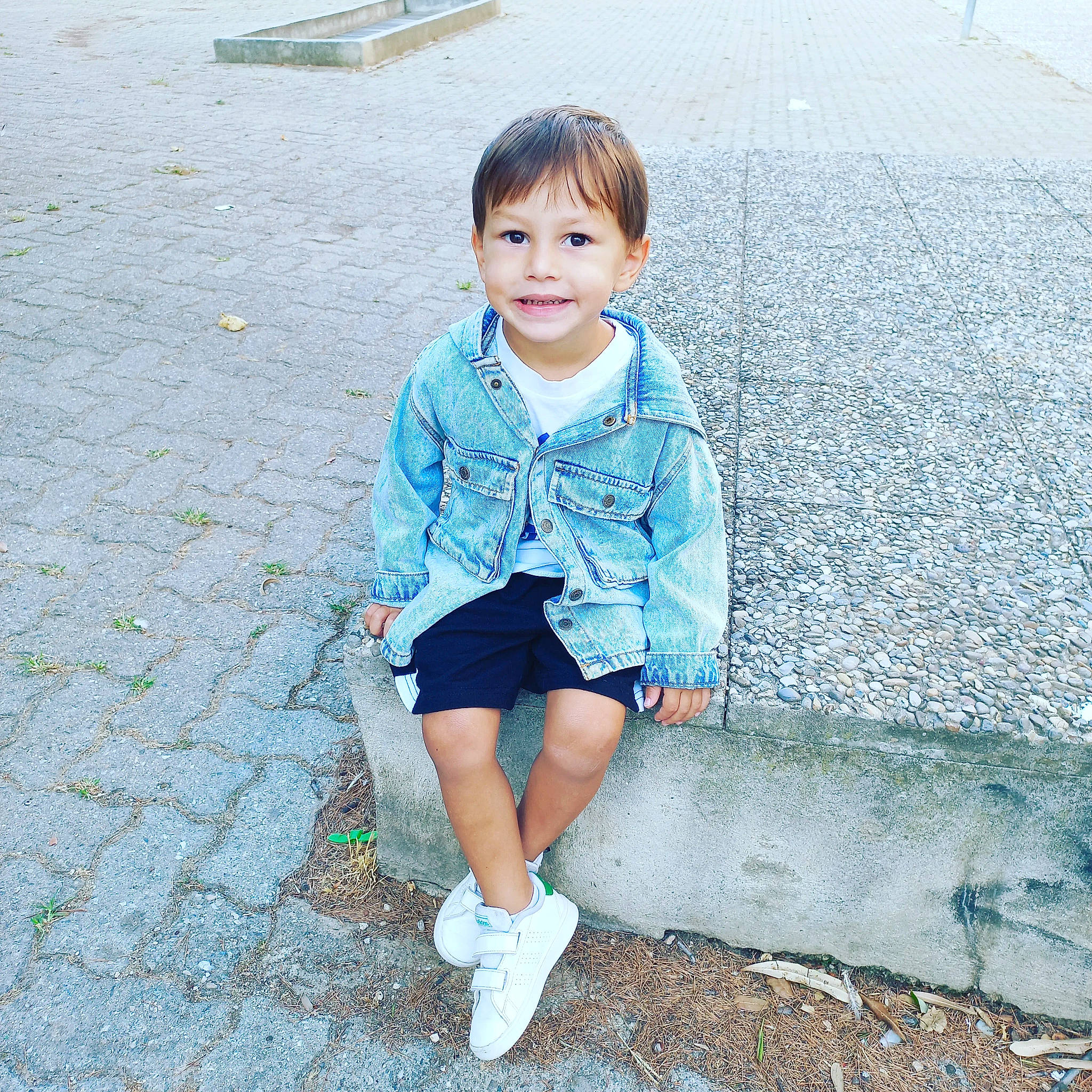 Lenny a rejoint le concours — aidez-le/la à gagner de superbes lots ! asphalt, azure, baby_toddler_clothing, child, concrete, denim, electric_blue, face, fun, grass, happy, human_leg, joy, leisure, pattern, people_in_nature, person, road_surface, sleeve, standing