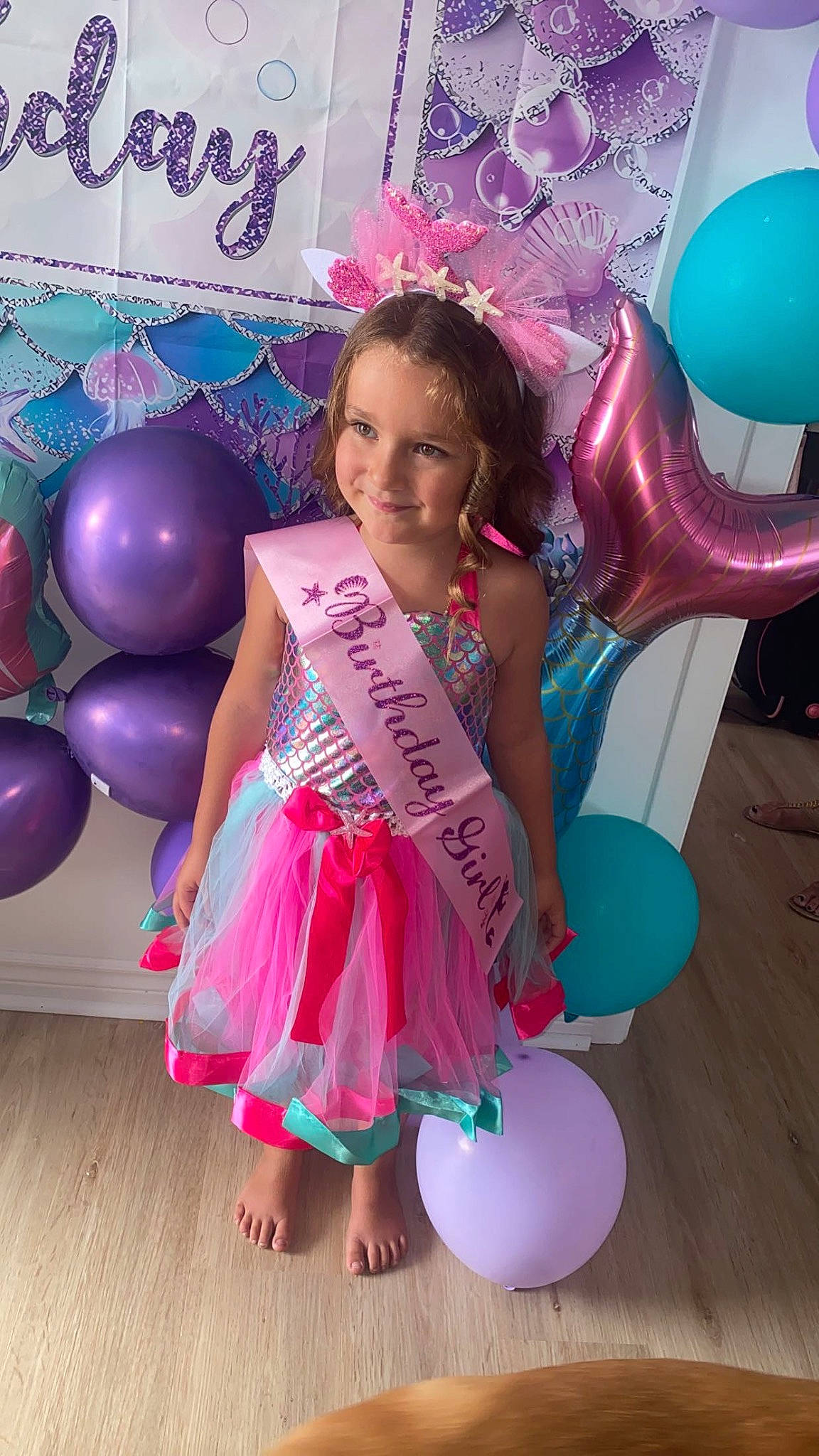 Hélèna a rejoint le concours — aidez-le/la à gagner de superbes lots ! baby_toddler_clothing, balloon, child, child_model, event, fun, happy, joy, leisure, magenta, party, party_supply, person, pink, play, smile, thigh, toddler, toy