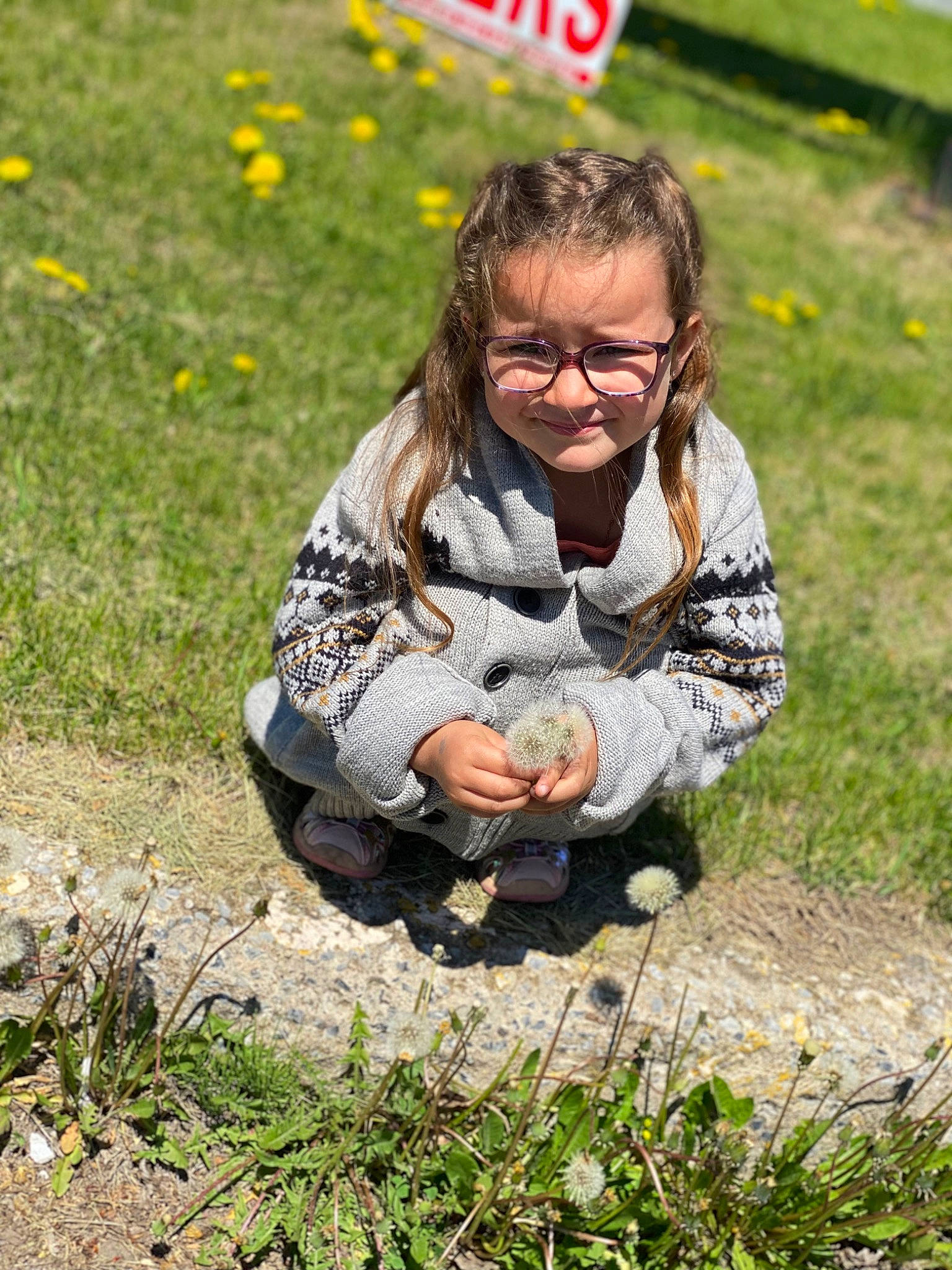 Hélèna a rejoint le concours — aidez-le/la à gagner de superbes lots ! child, field, flower, fun, grass, grass_family, grassland, happy, joy, lawn, leisure, meadow, pattern, people_in_nature, person, plant, prairie, sitting, smile, soil