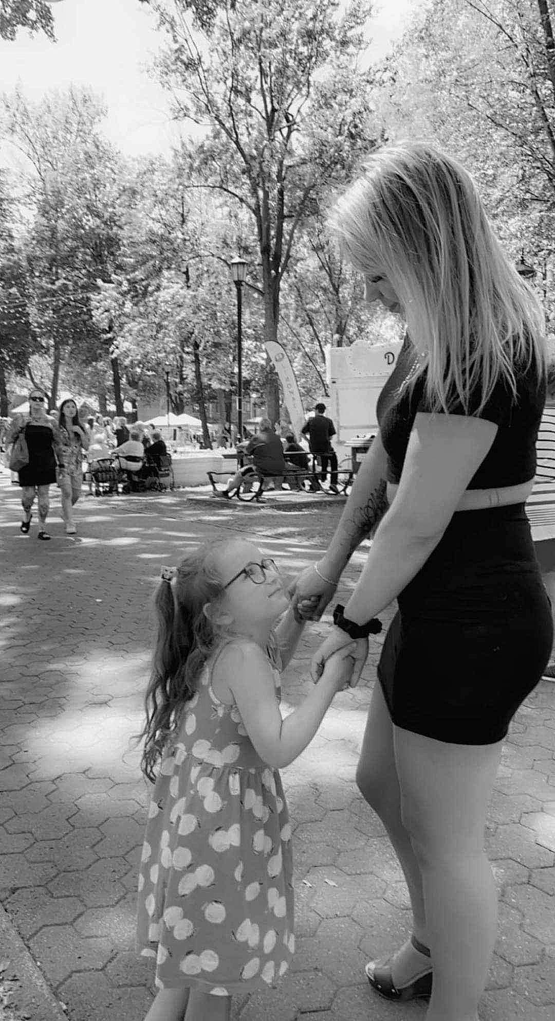 Hélèna a rejoint le concours — aidez-le/la à gagner de superbes lots ! black, black_and_white, eyewear, fun, gesture, grass, grey, hand, happy, human, mammal, person, photograph, plant, standing, style, tire, tree, vertebrate, wheel
