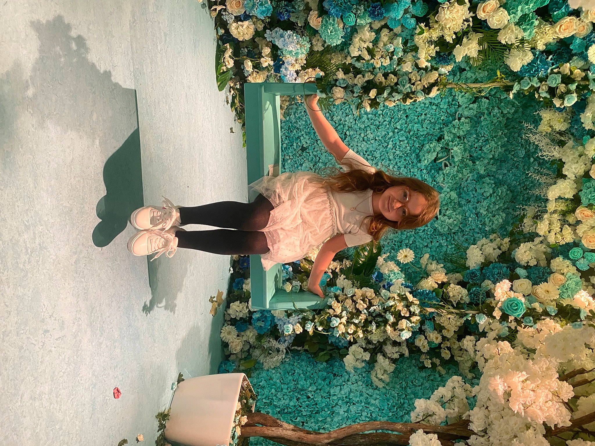 Hélèna participe au concours pour gagner de l'argent avec cette photo : blue, dress, floral_design, flower, flower_arranging, fun, green, happy, human, joy, leisure, pattern, person, petal, plant, room, shadow, textile, tree, vintage_clothing