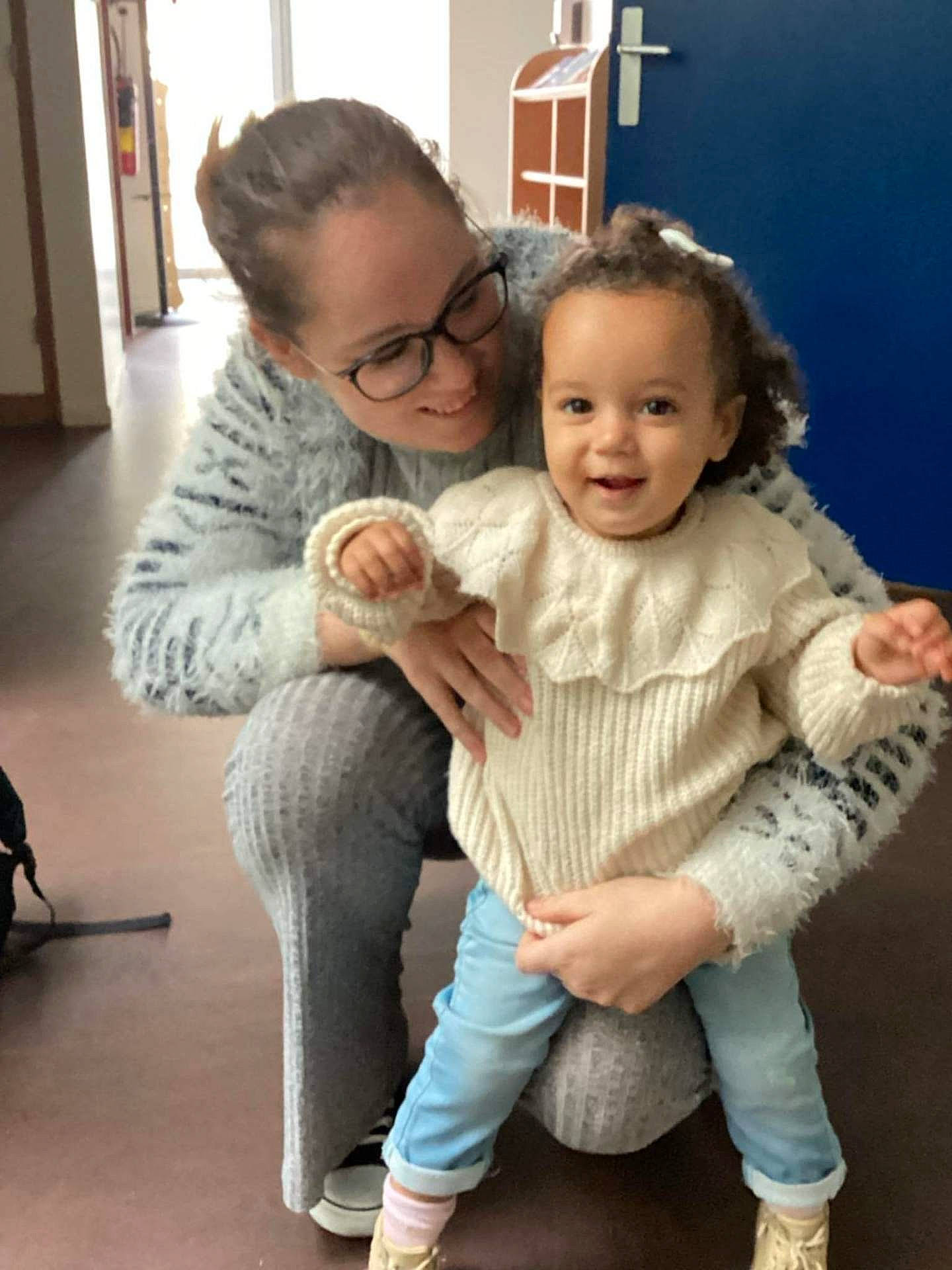 Fatoumata a rejoint le concours — aidez-le/la à gagner de superbes lots ! accessories, baby, chair, clothing, face, furniture, glasses, happy, head, indoors, jeans, knitwear, pants, people, person, photography, portrait, sitting, smile, sweater