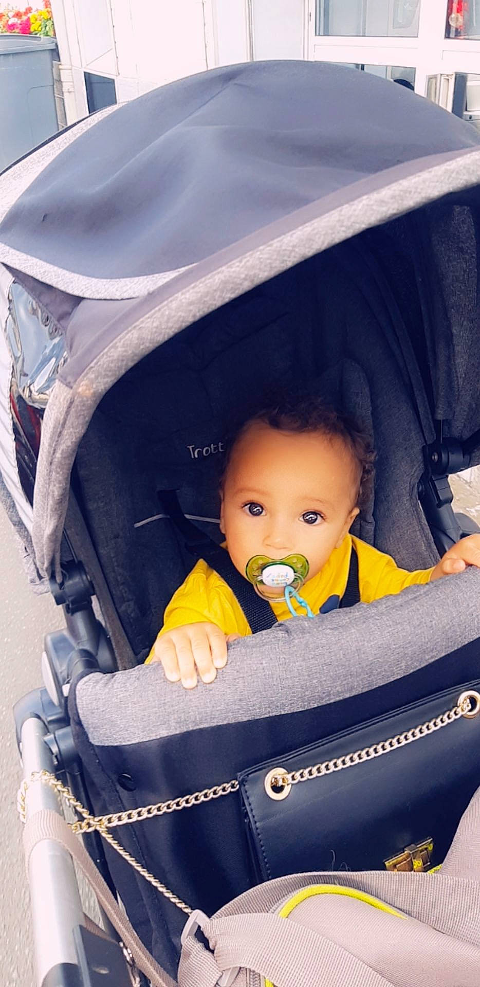 Mohamed participe au concours pour gagner de l'argent avec cette photo : baby, baby_carriage, baby_in_car_seat, baby_products, car_seat, child, person, product, toddler