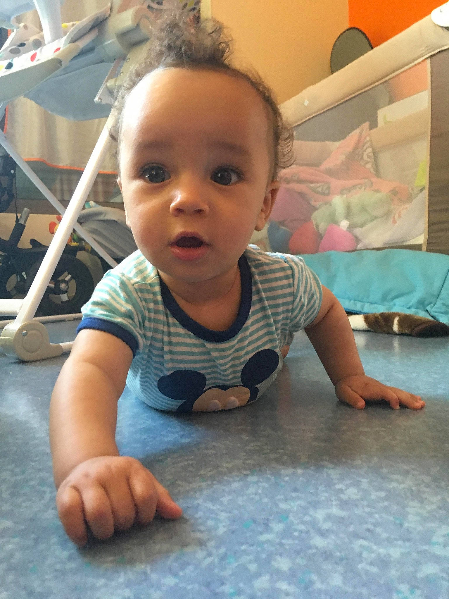 Mohamed participe au concours pour gagner de l'argent avec cette photo : baby, cheek, child, crawling, face, floor, flooring, head, person, play, skin, smile, toddler, tummy_time