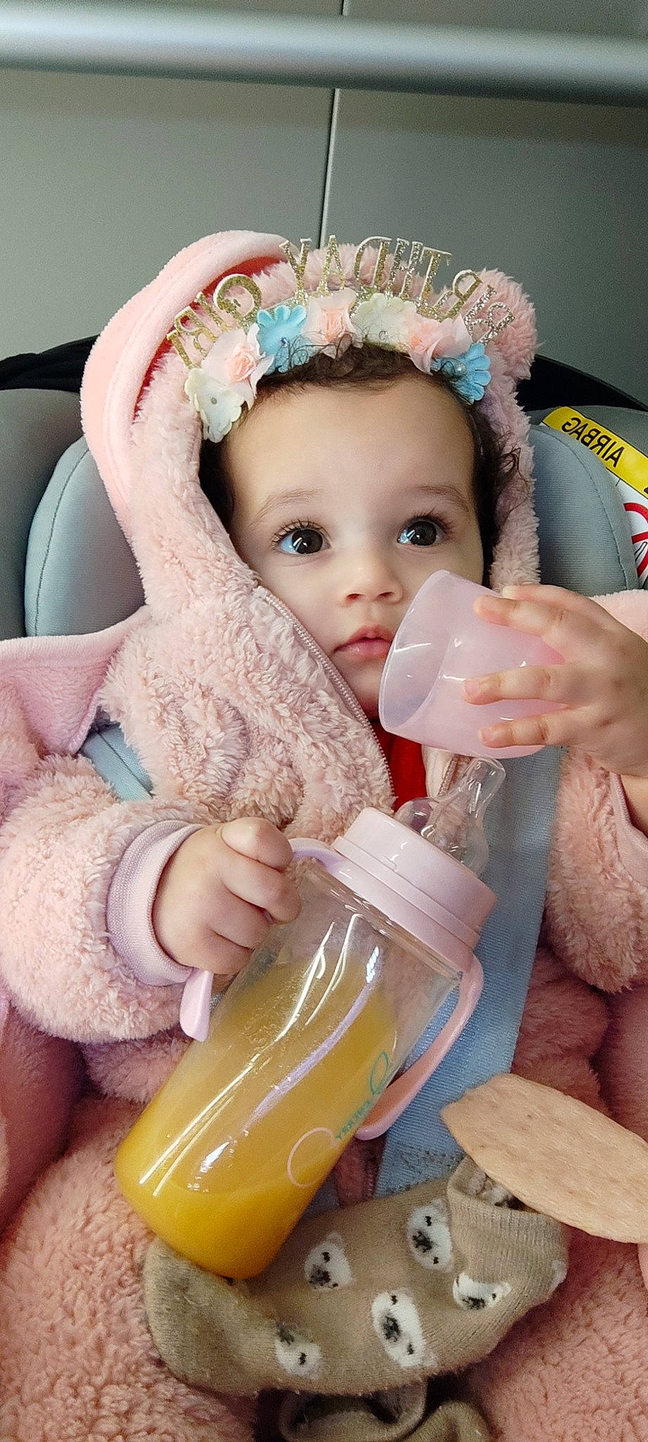 Fatoumata participe au concours pour gagner de l'argent avec cette photo : baby, baby_toddler_clothing, cheek, dress, drinkware, eyelash, finger, hand, happy, headband, headpiece, iris, jewellery, nail, person, pink, plastic_bottle, product, skin, toddler