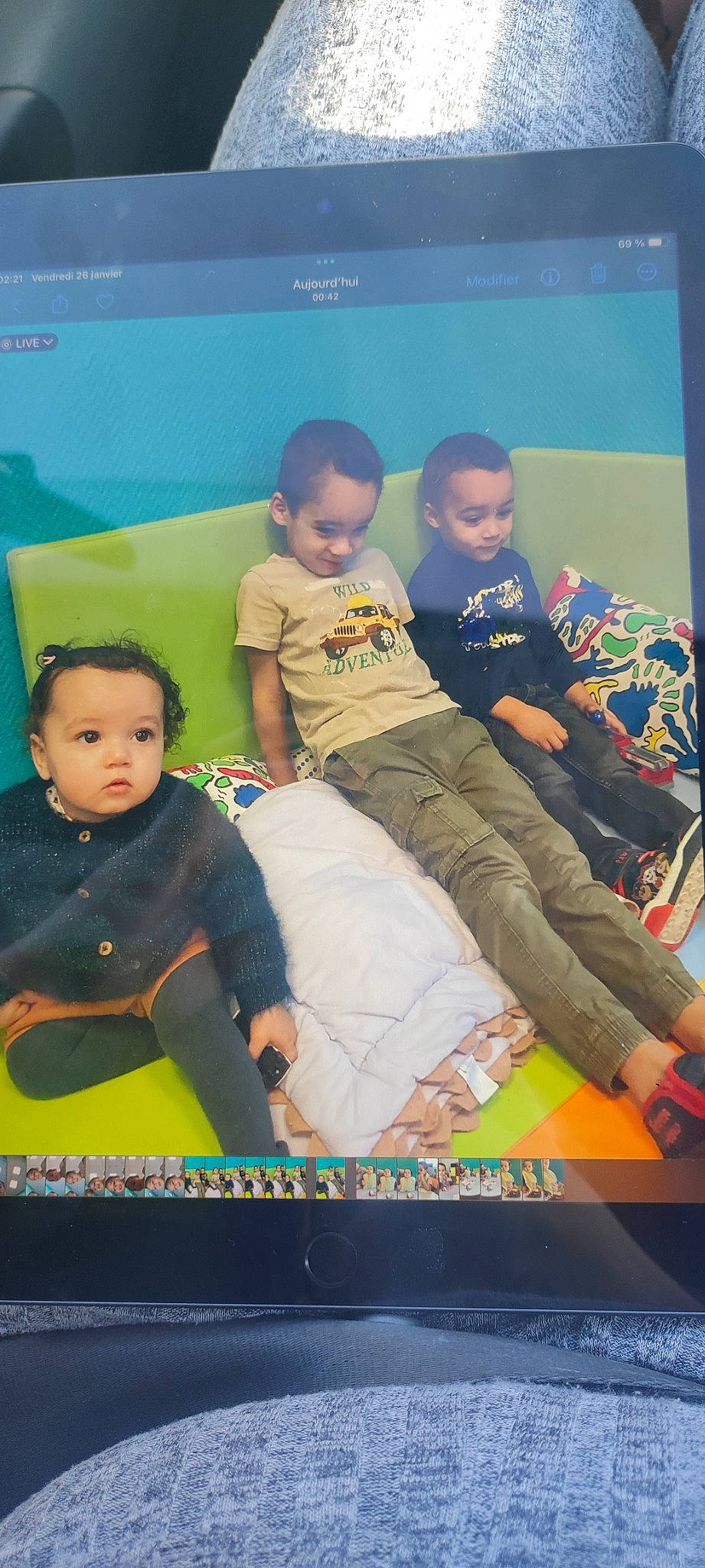 Fatoumata participe au concours pour gagner de l'argent avec cette photo : adaptation, baby, child, comfort, event, fun, games, happy, joy, leisure, logo, person, play, recreation, room, sitting, t_shirt, toddler, vacation, visual_arts