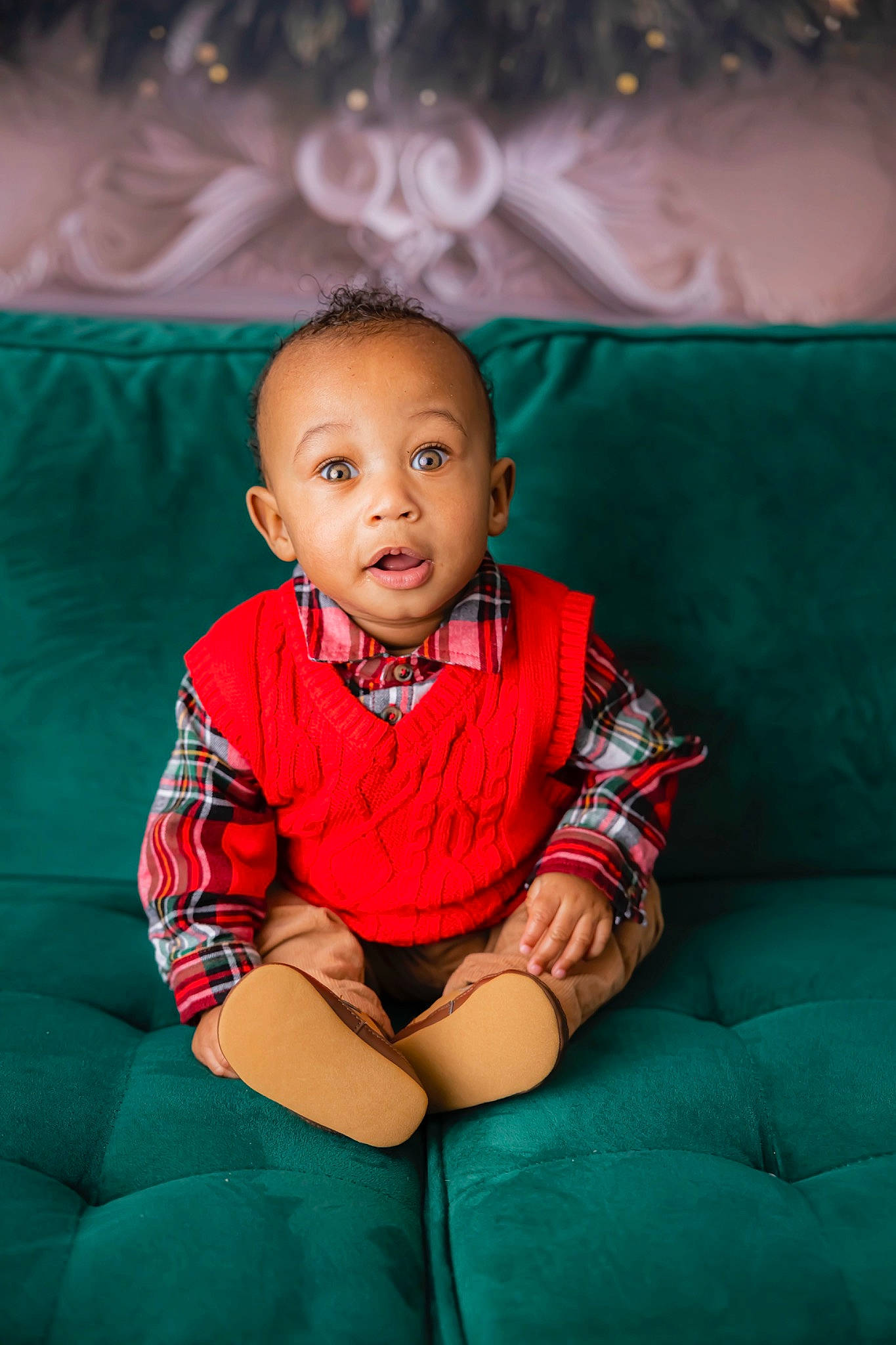 Legend is registered to the contest to win money with this photo: baby, baby_toddler_clothing, cheek, child, comfort, electric_blue, eye, flash_photography, fun, grass, hair, happy, head, human_leg, iris, person, sitting, skin, sleeve, smile