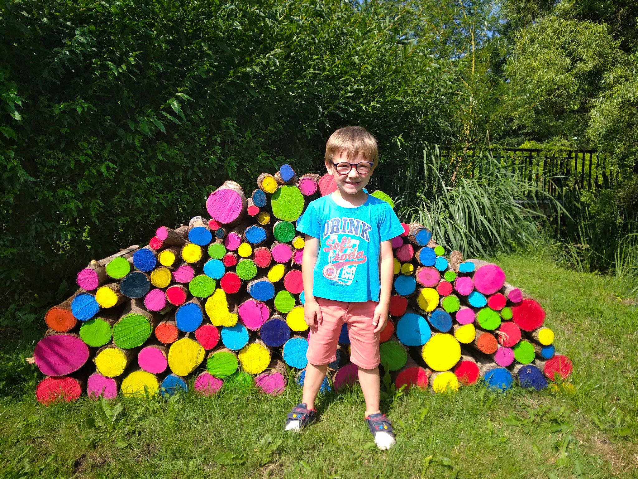 Thomas participe au concours pour gagner de l'argent avec cette photo : automotive_wheel_system, balloon, event, fun, grass, grassland, happy, joy, lawn, leisure, meadow, outdoor_recreation, party_supply, people_in_nature, person, plant, play, recreation, shorts, t_shirt