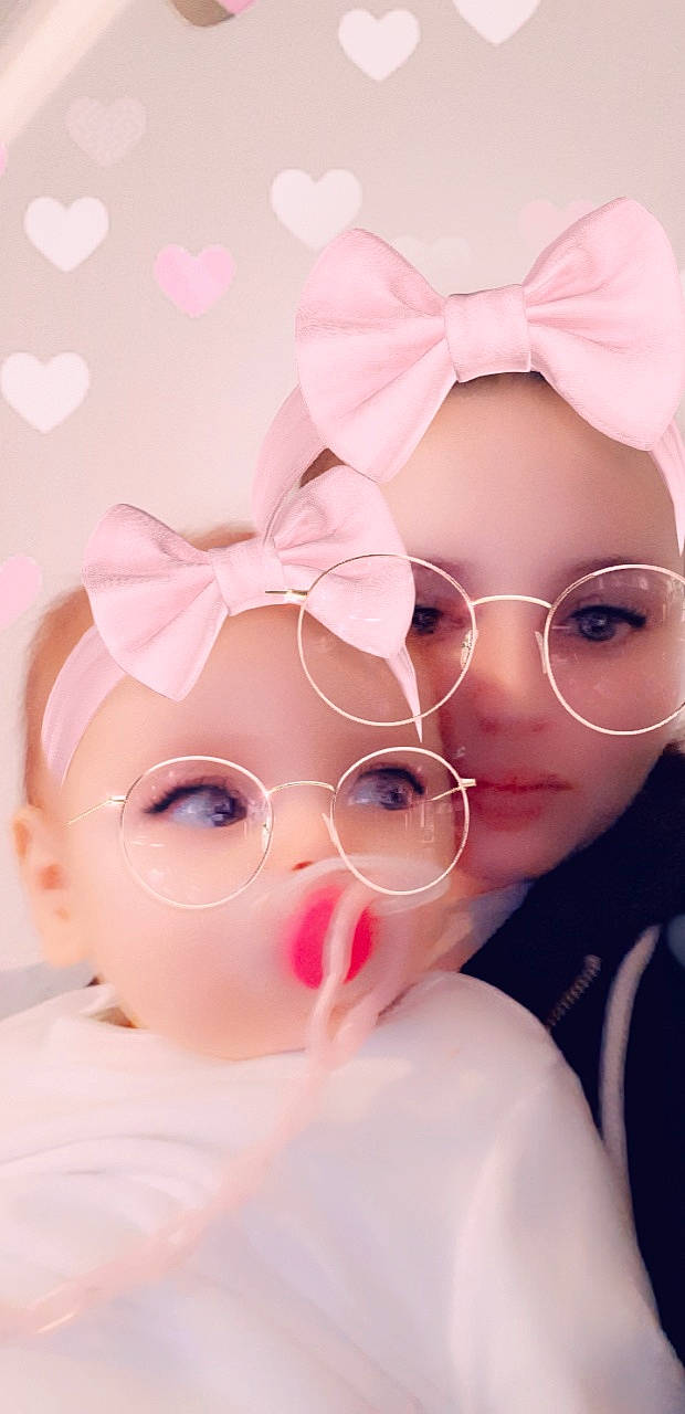 Melody a rejoint le concours — aidez-le/la à gagner de superbes lots ! cheek, child, close_up, doll, eye, eyebrow, eyewear, face, forehead, girl, glasses, hair_accessory, head, human_hair_color, infant, lip, nose, person, pink, skin