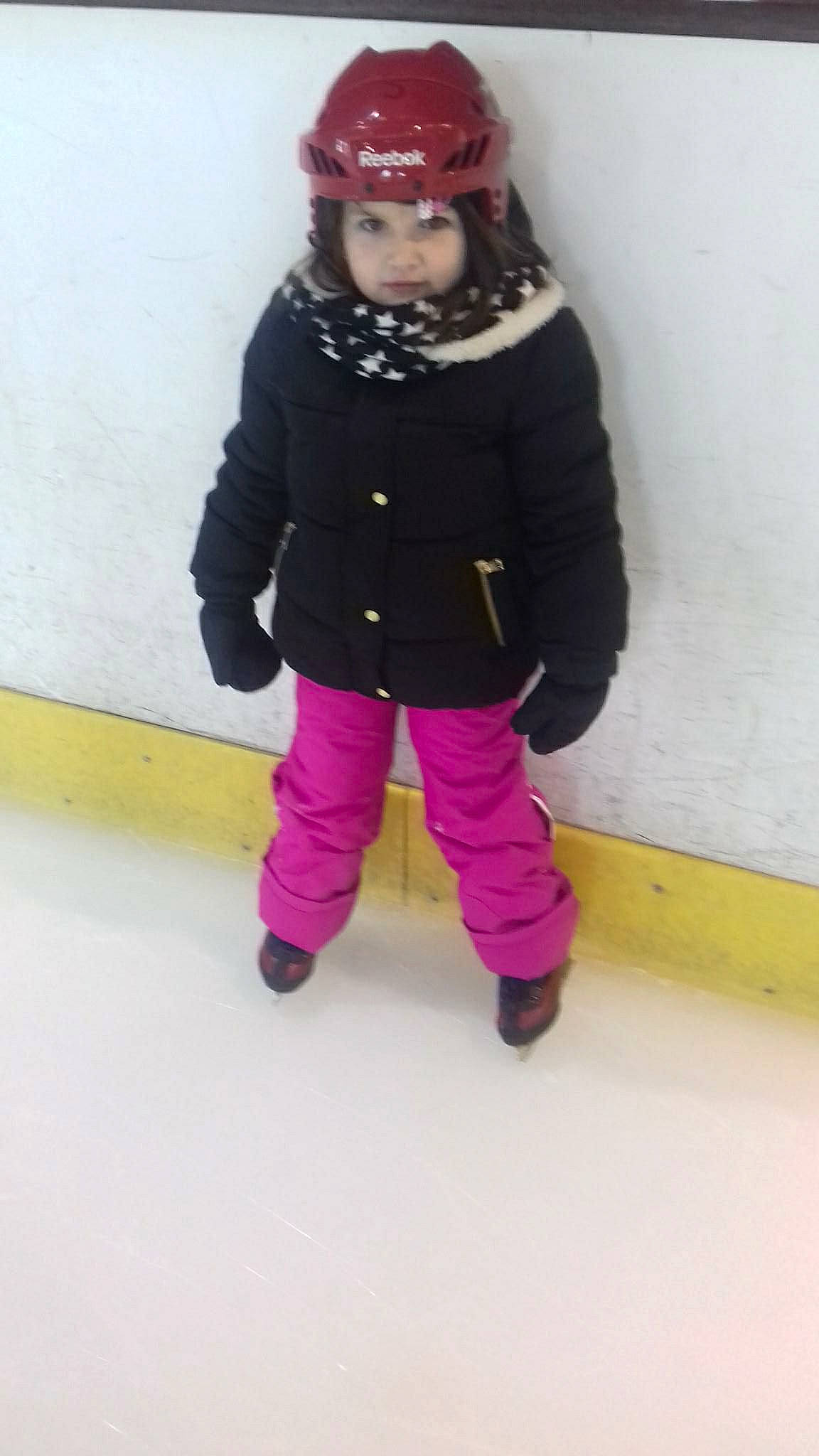 Jennifer a rejoint le concours — aidez-le/la à gagner de superbes lots ! cap, fun, headgear, headwear, ice_skate, jeans, magenta, outerwear, person, pink, purple, shoe, snow, trousers, winter