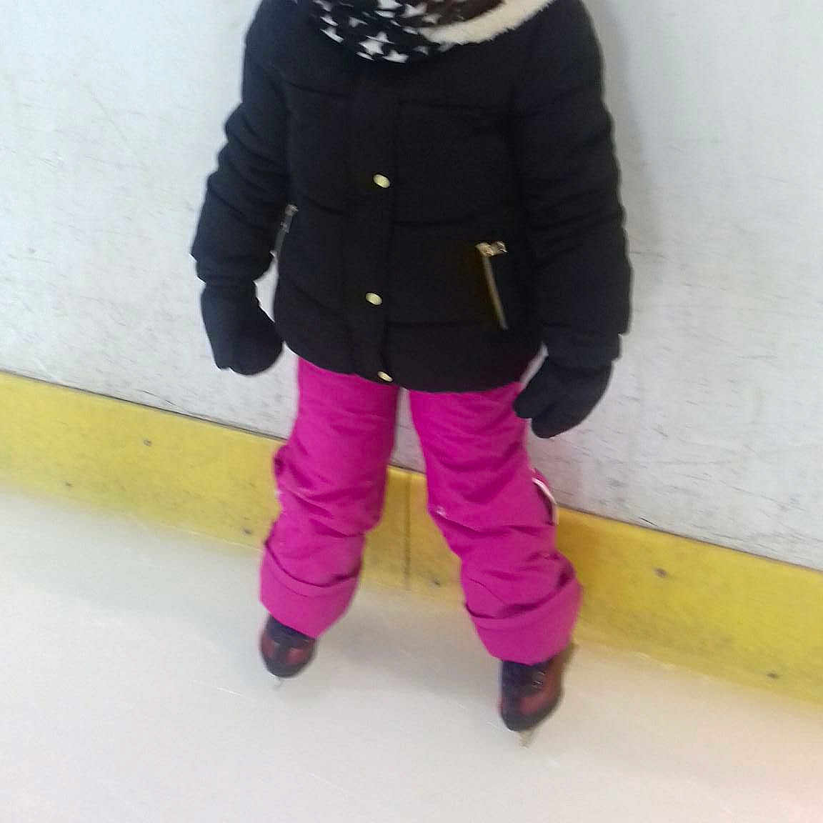 Jennifer a rejoint le concours — aidez-le/la à gagner de superbes lots ! cap, fun, headgear, headwear, ice_skate, jeans, magenta, outerwear, person, pink, purple, shoe, snow, trousers, winter