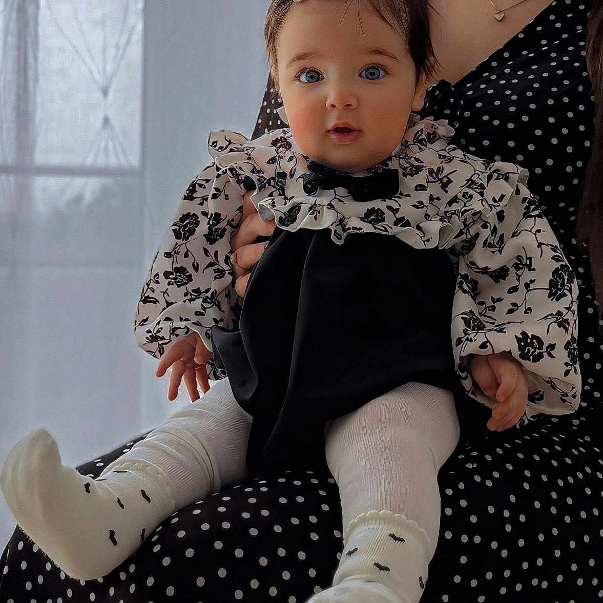 Emma a rejoint le concours — aidez-le/la à gagner de superbes lots ! accessories, baby, clothing, couch, doll, dress, face, furniture, head, hosiery, jewelry, necklace, pattern, person, photography, portrait, sitting, sleeve, sock, toy