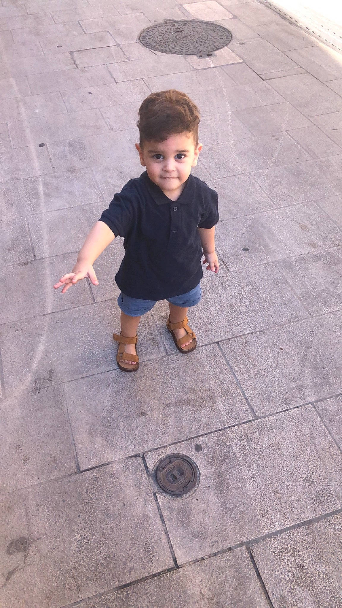 Amir participe au concours pour gagner de l'argent avec cette photo : asphalt, child, concrete, face, floor, flooring, foot, grass, hair, hand, head, human, human_leg, leg, person, road_surface, sidewalk, toddler, tree, wall