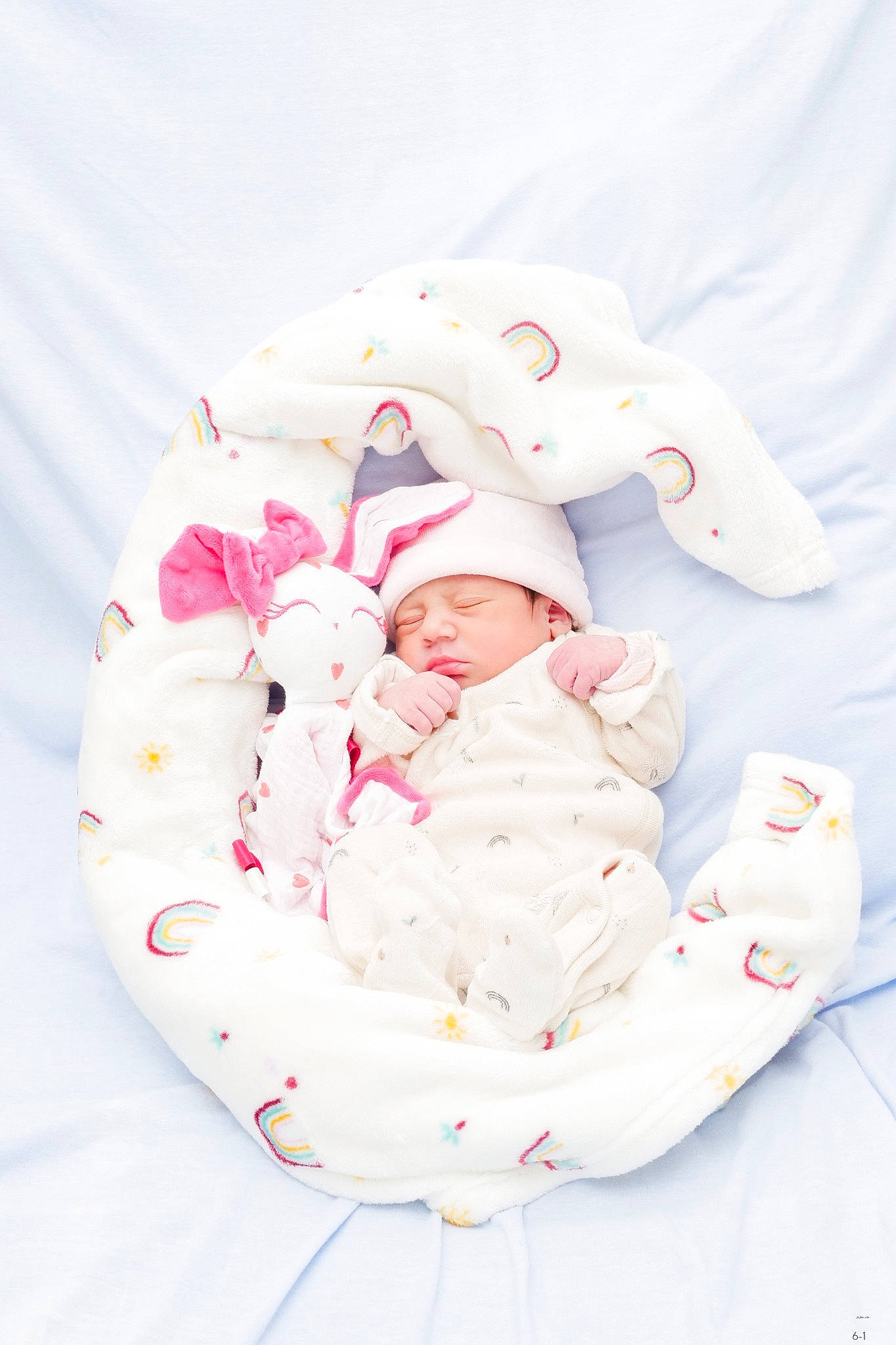 Lya a rejoint le concours — aidez-le/la à gagner de superbes lots ! baby, baby_products, baby_safety, baby_sleeping, baby_toddler_clothing, bedding, bedtime, carmine, child, collar, comfort, head, headwear, linens, pattern, peach, person, sleep, sleeve, toddler