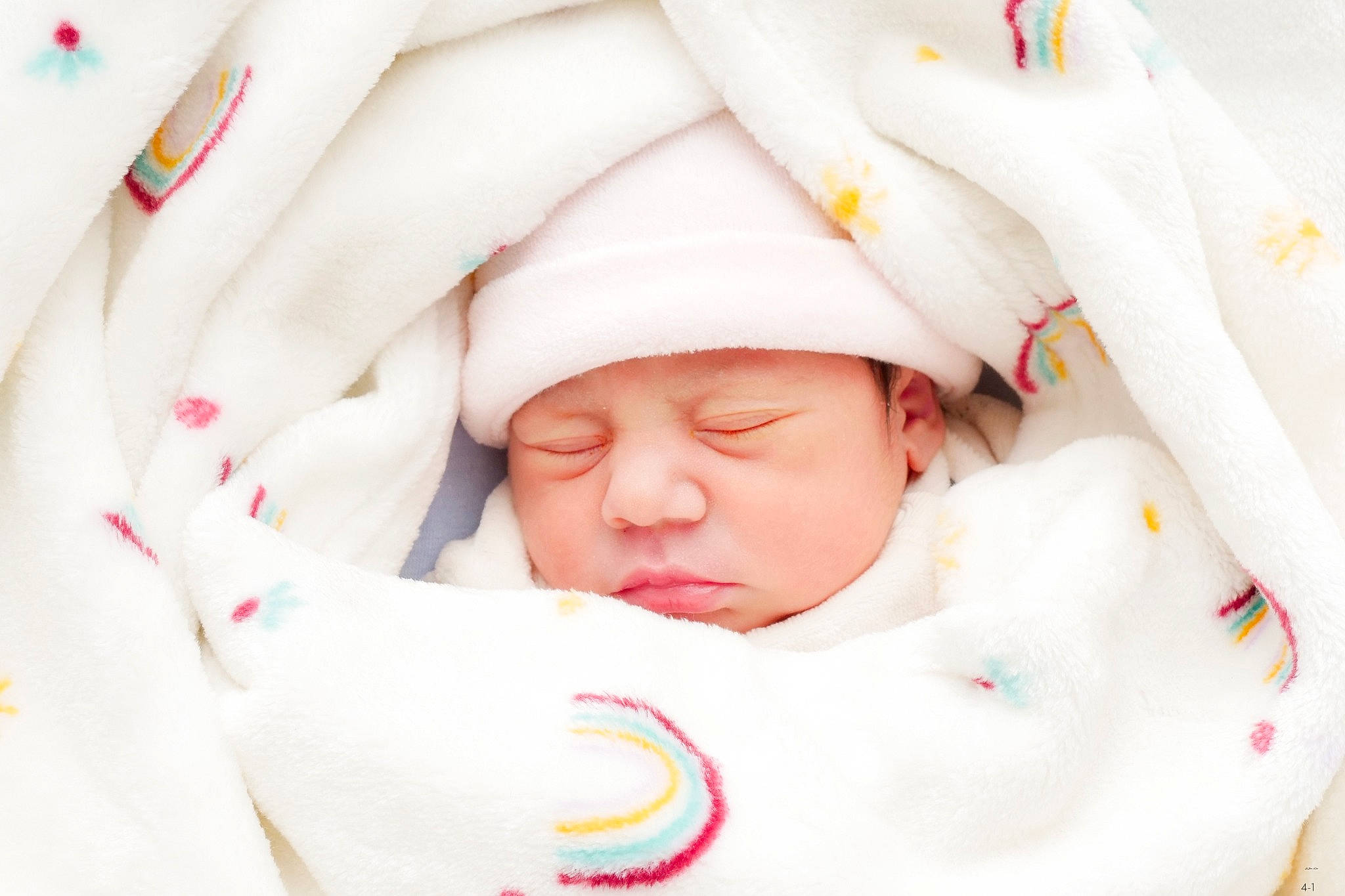 Lya a rejoint le concours — aidez-le/la à gagner de superbes lots ! baby, baby_products, baby_sleeping, baby_toddler_clothing, bedtime, cap, carmine, cheek, child, comfort, eyelash, gesture, happy, headgear, headwear, linens, lip, person, pink, textile