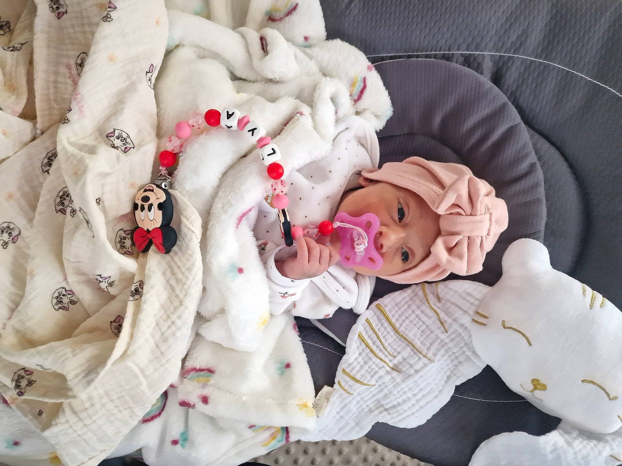 Lya participe au concours pour gagner de l'argent avec cette photo : baby, baby_products, baby_sleeping, baby_toddler_clothing, bedding, child, comfort, fictional_character, fur, glasses, hat, headwear, linens, pattern, person, room, sleeve, sunglasses, textile, toddler