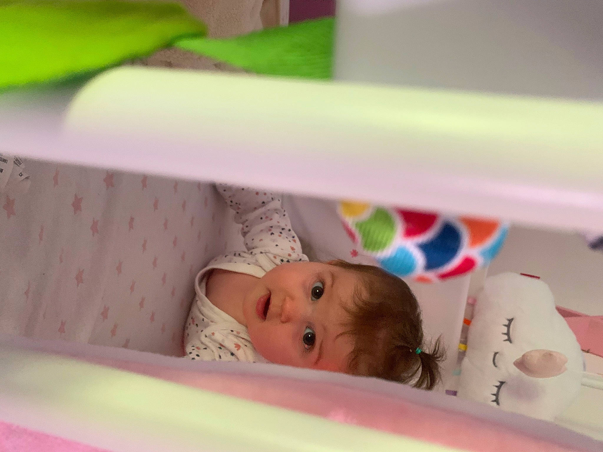 élise a rejoint le concours — aidez-le/la à gagner de superbes lots ! baby, baby_products, baby_safety, baby_toddler_clothing, bed, bedding, child, comfort, couch, cradle, eye, happy, head, infant_bed, linens, nursery, pattern, person, room, shelf