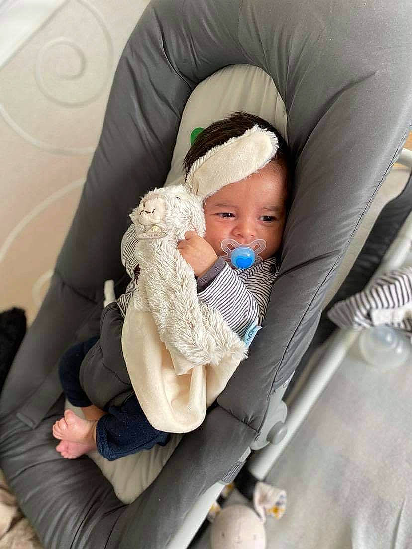 Amaël participe au concours pour gagner de l'argent avec cette photo : auto_part, baby, baby_carriage, baby_in_car_seat, baby_products, baby_safety, baby_sleeping, baby_toddler_clothing, car_seat, chair, child, comfort, finger, lap, linens, person, sitting, skin, sleep, toddler
