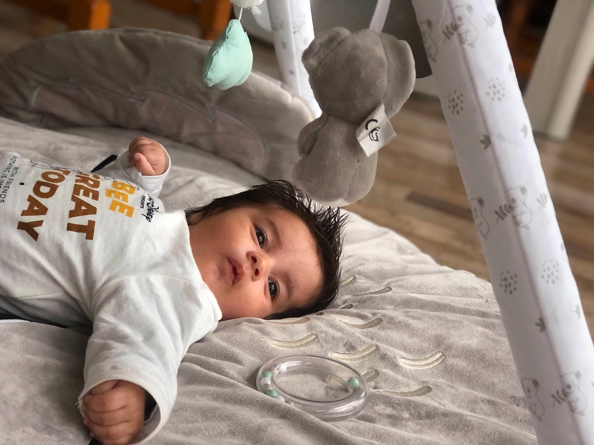 Amaël participe au concours pour gagner de l'argent avec cette photo : baby, baby_toddler_clothing, cheek, child, comfort, eye, flash_photography, fun, hair, hairstyle, happy, human, linens, mammal, person, product, skin, sleeve, toddler, vertebrate