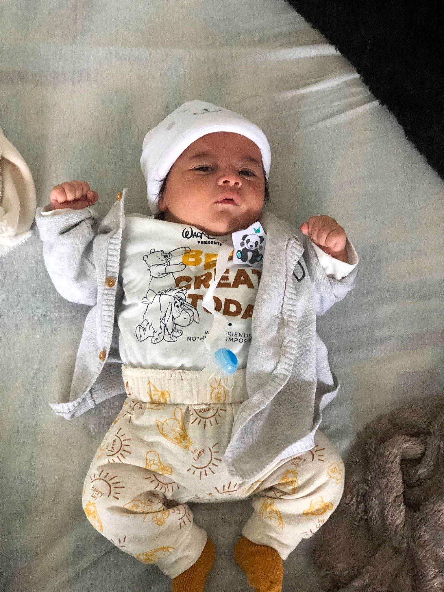 Amaël a rejoint le concours — aidez-le/la à gagner de superbes lots ! baby, baby_products, baby_toddler_clothing, baseball_cap, beanie, cap, cheek, child, comfort, fashion_design, fun, happy, hat, headwear, illustration, knit_cap, person, sitting, skin, sleeve