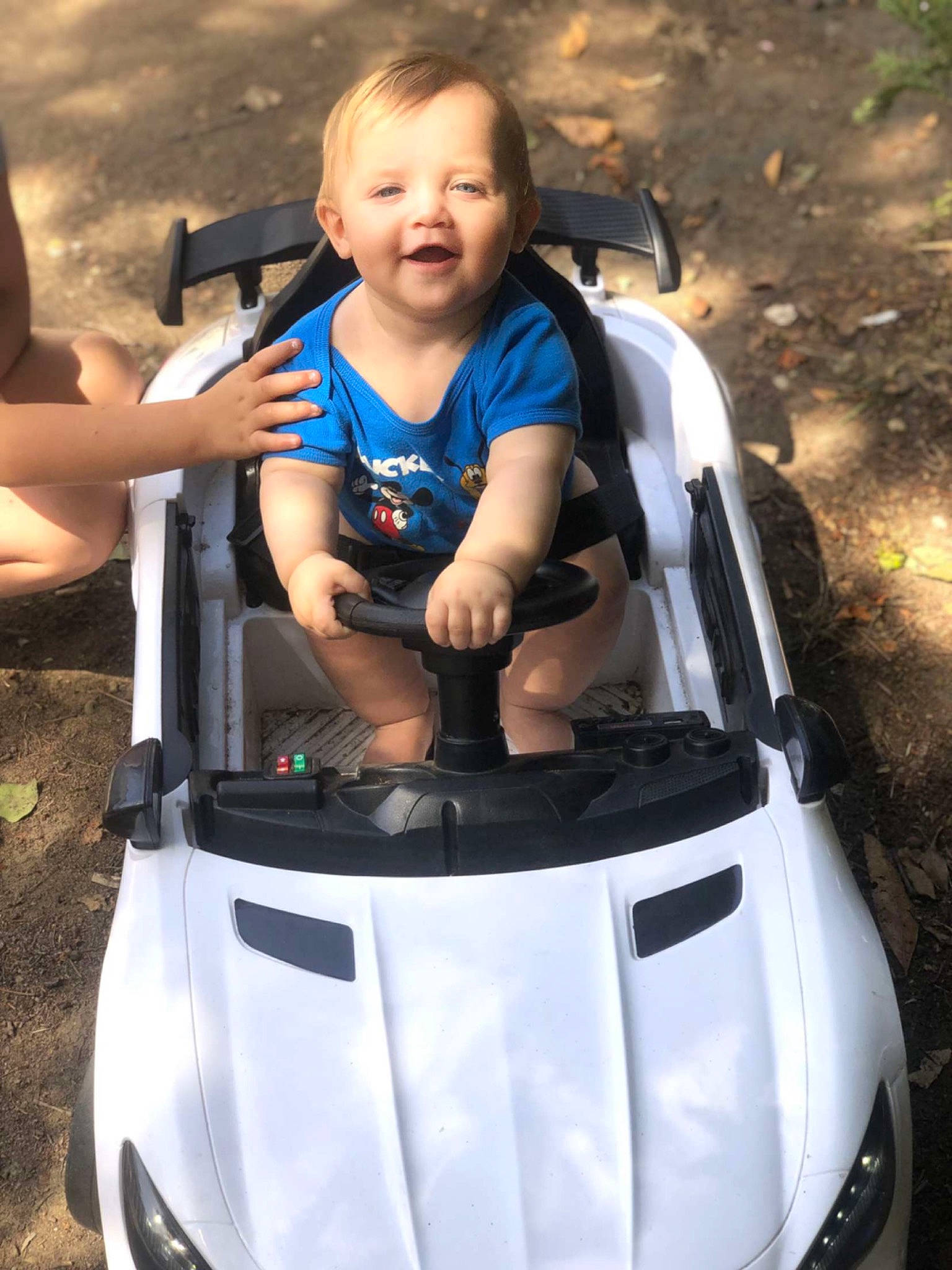 Djanis participe au concours pour gagner de l'argent avec cette photo : automotive_design, automotive_exterior, automotive_lighting, automotive_tire, baby_carriage, bumper, car, eye, grass, hood, light, motor_vehicle, person, personal_luxury_car, photograph, plant, smile, toddler, vehicle, vehicle_door