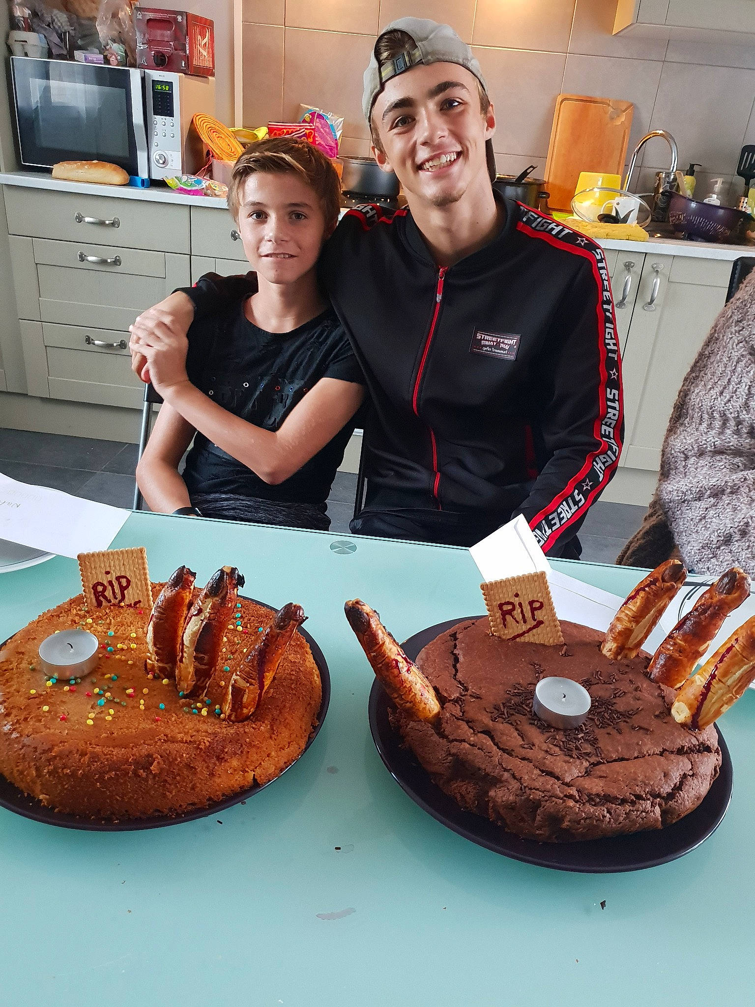 Isko participe au concours pour gagner de l'argent avec cette photo : baked_goods, baking, cake, chocolate, chocolate_cake, cuisine, dessert, food, headwear, joy, pastry_chef, patisserie, person, sweetness, torte