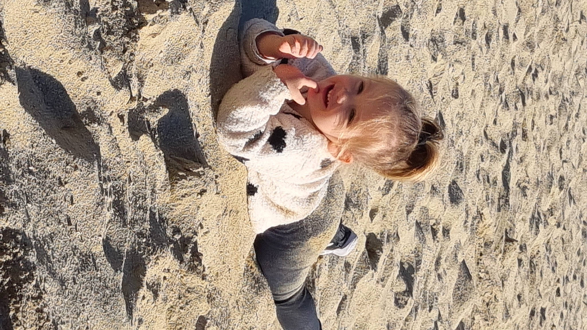 Arya a rejoint le concours — aidez-le/la à gagner de superbes lots ! adventure, beach, child, eyewear, fun, grass, happy, hat, joy, landscape, leisure, people_in_nature, person, recreation, rock, sand, sitting, soil, sun_hat, sunglasses