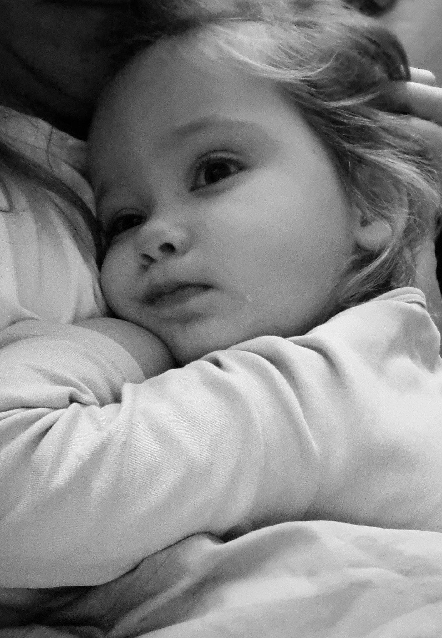 Arya participe au concours pour gagner de l'argent avec cette photo : baby, black_and_white, cheek, child, comfort, eye, face, flash_photography, fun, gesture, grass, happy, head, iris, monochrome, monochrome_photography, nose, person, portrait_photography, skin