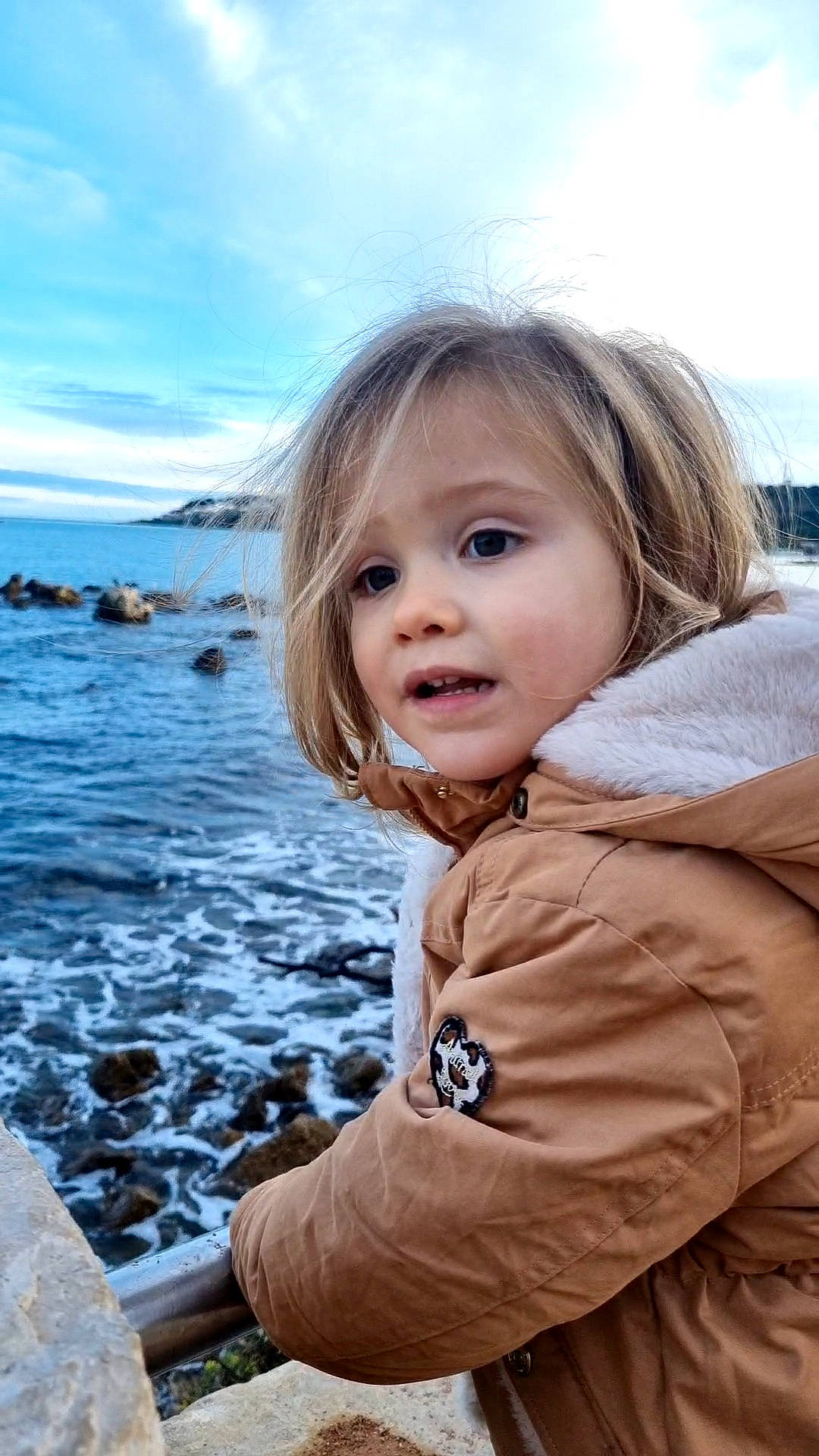 Arya participe au concours pour gagner de l'argent avec cette photo : blond, child, cloud, flash_photography, fun, fur, happy, iris, lake, leisure, ocean, person, portrait_photography, sitting, skin, sky, toddler, travel, vacation, water