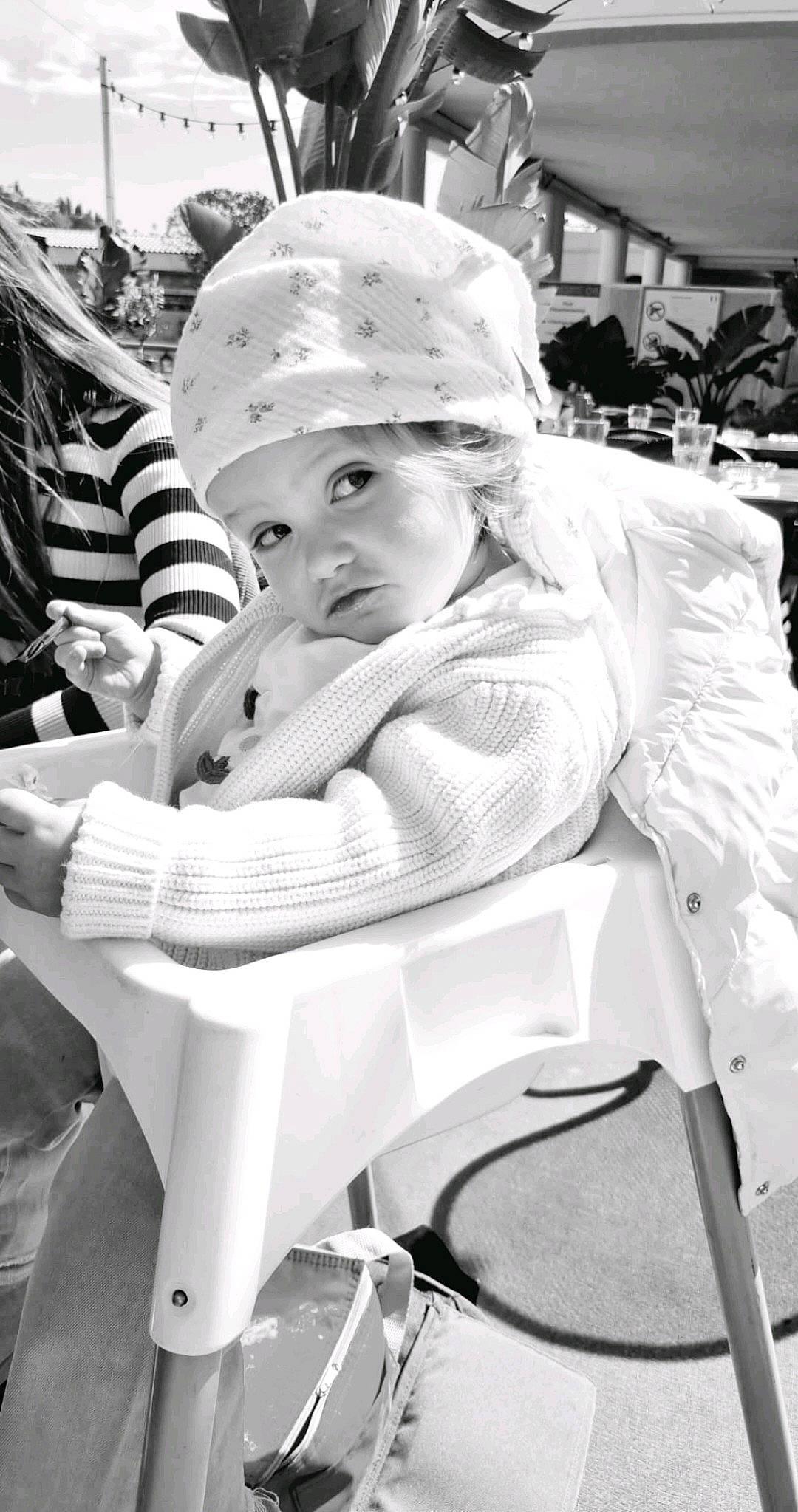 Arya participe au concours pour gagner de l'argent avec cette photo : baby, baby_carriage, baby_products, baby_safety, baby_toddler_clothing, black_and_white, cap, child, comfort, fun, happy, hat, headwear, monochrome, monochrome_photography, person, service, sitting, street, style