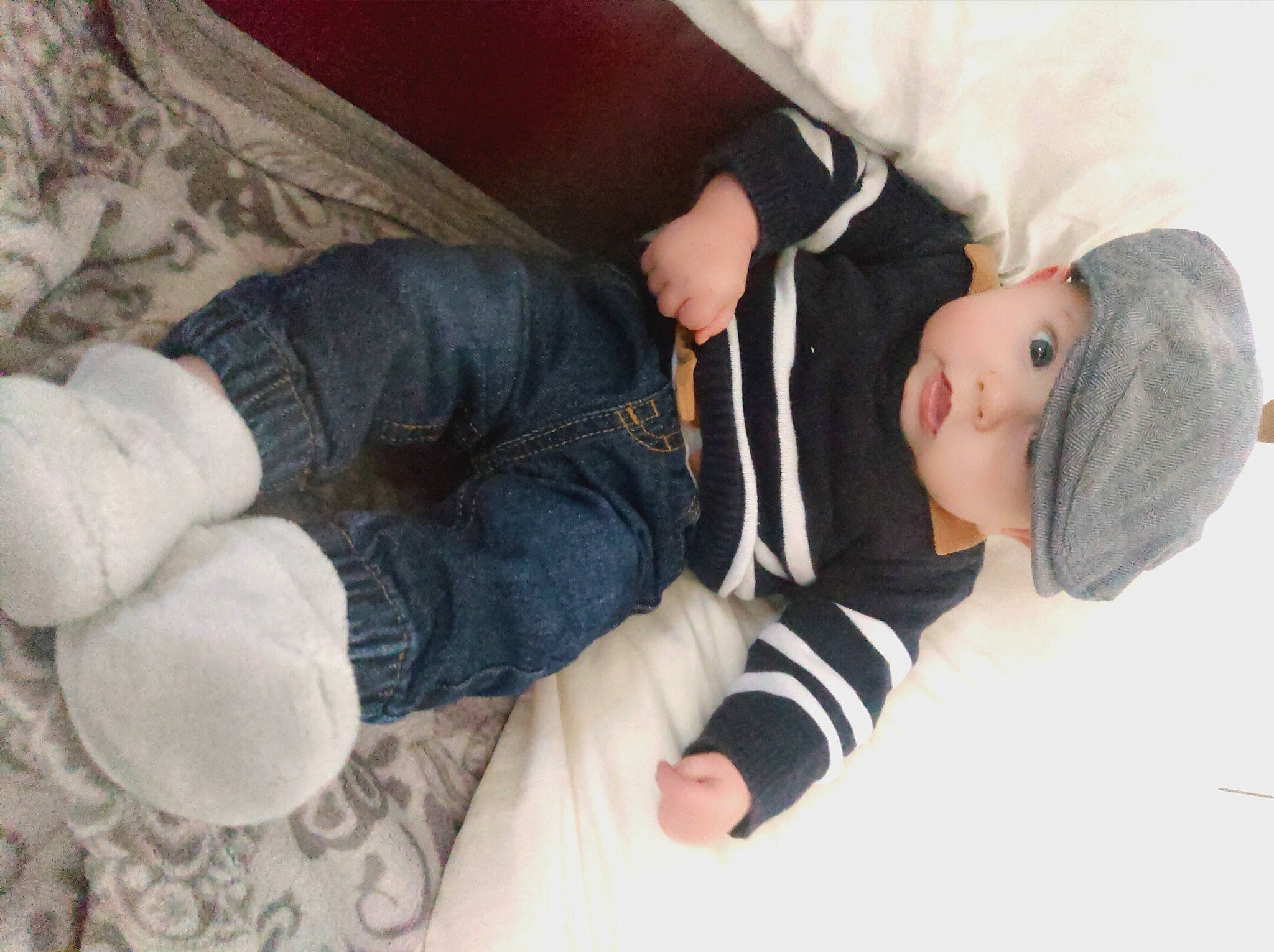 Magnus participe au concours pour gagner de l'argent avec cette photo : arm, baby, baby_toddler_clothing, comfort, elbow, finger, flooring, gesture, headwear, human_leg, knee, leg, mammal, person, sitting, sleeve, sock, textile, thigh, toddler