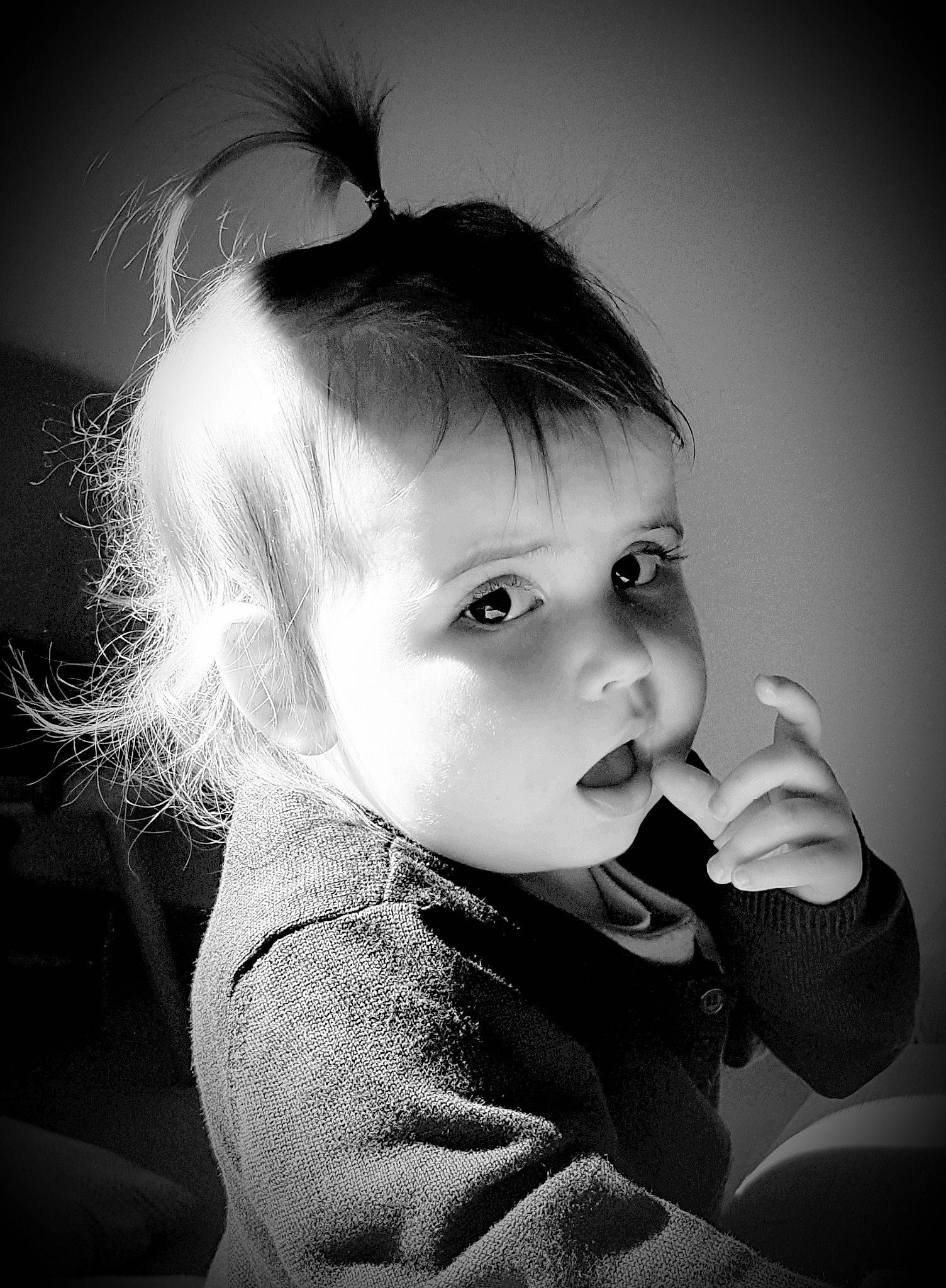 Gretel participe au concours pour gagner de l'argent avec cette photo : arm, baby, black, black_and_white, cheek, clothing, ear, eyebrow, eyelash, flash_photography, happy, head, human_body, iris, lip, nose, person, skin, standing, style