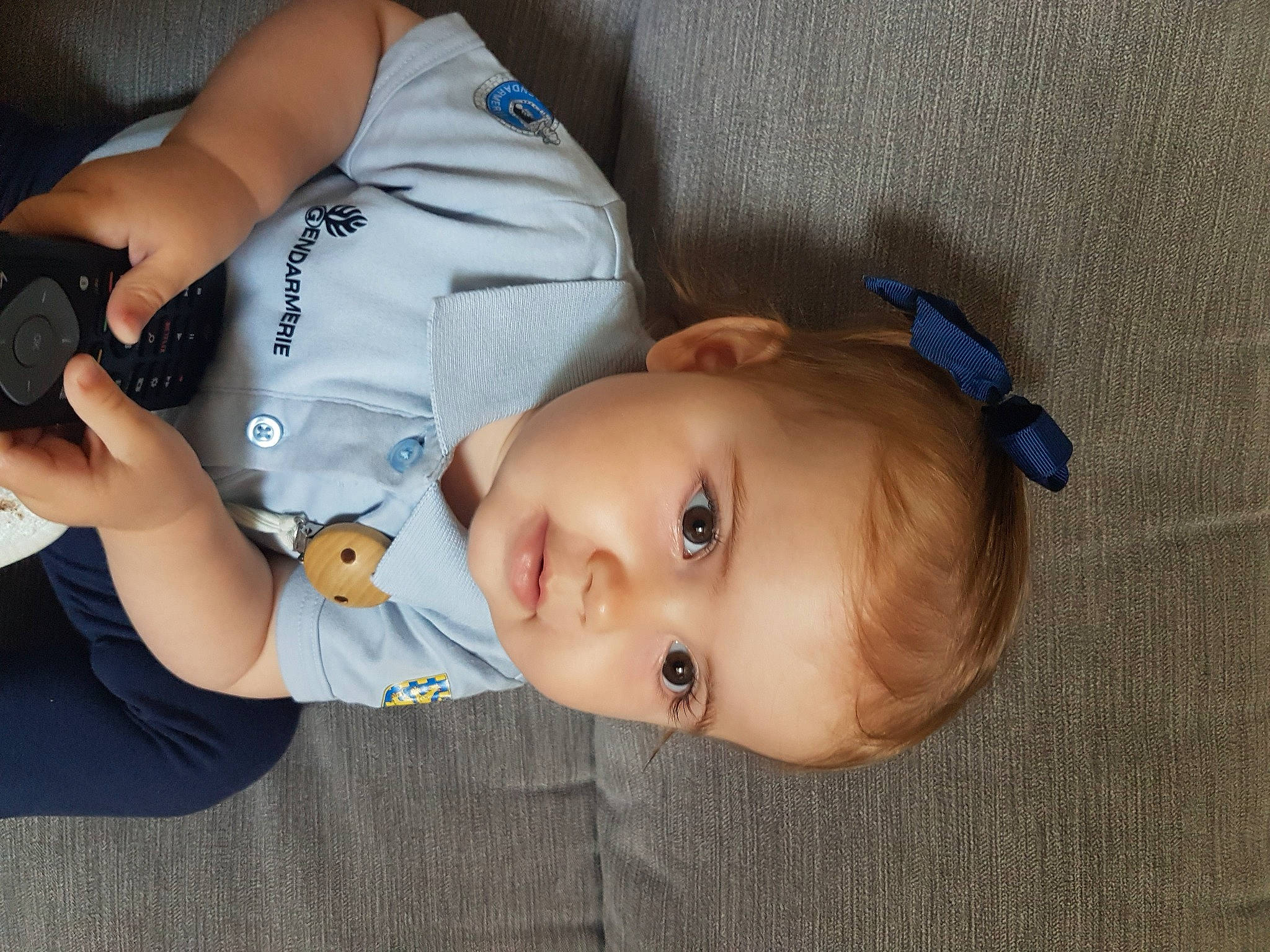 Gretel participe au concours pour gagner de l'argent avec cette photo : arm, baby, baby_toddler_clothing, camera, cheek, child, comfort, elbow, eyebrow, fun, gesture, iris, lip, mouth, nose, person, skin, sleeve, toddler, wood