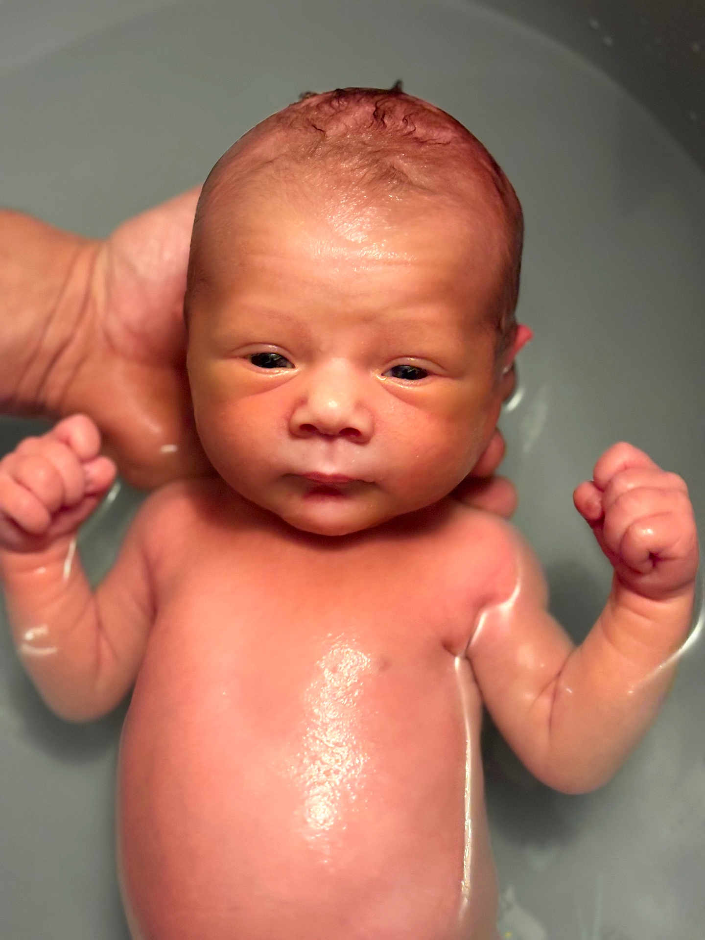 Soan a rejoint le concours — aidez-le/la à gagner de superbes lots ! newborn, baby, infant, bath, water, hand, skin, face, fist, support, parent, wet, closeup, expression, human, child, cute, small, fresh, tub