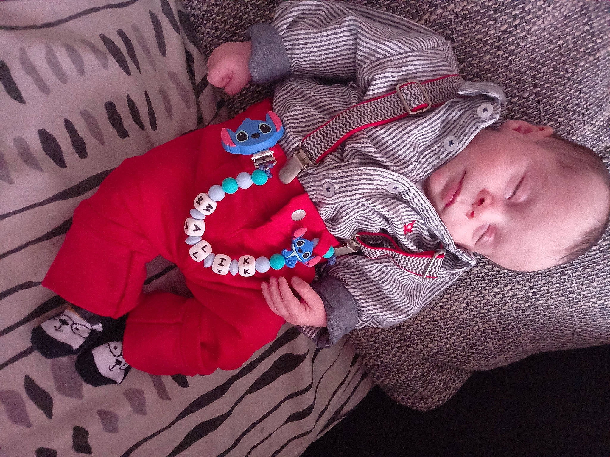 Malik a rejoint le concours — aidez-le/la à gagner de superbes lots ! baby, baby_toddler_clothing, carmine, cheek, comfort, cool, event, finger, hand, head, lap, linens, mouth, pattern, person, pink, product, sitting, sleeve, textile