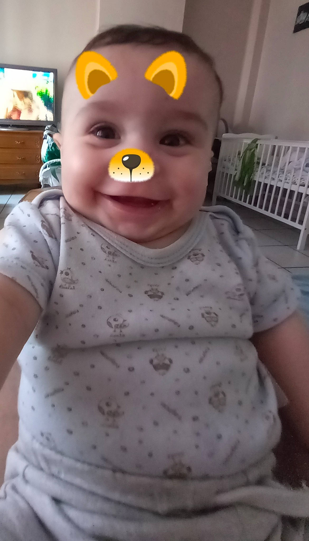 Malik participe au concours pour gagner de l'argent avec cette photo : art, baby, baby_toddler_clothing, bib, bookcase, cheek, child, chin, eyelash, fun, happy, iris, joy, mouth, nose, pattern, person, product, sitting, sleeve