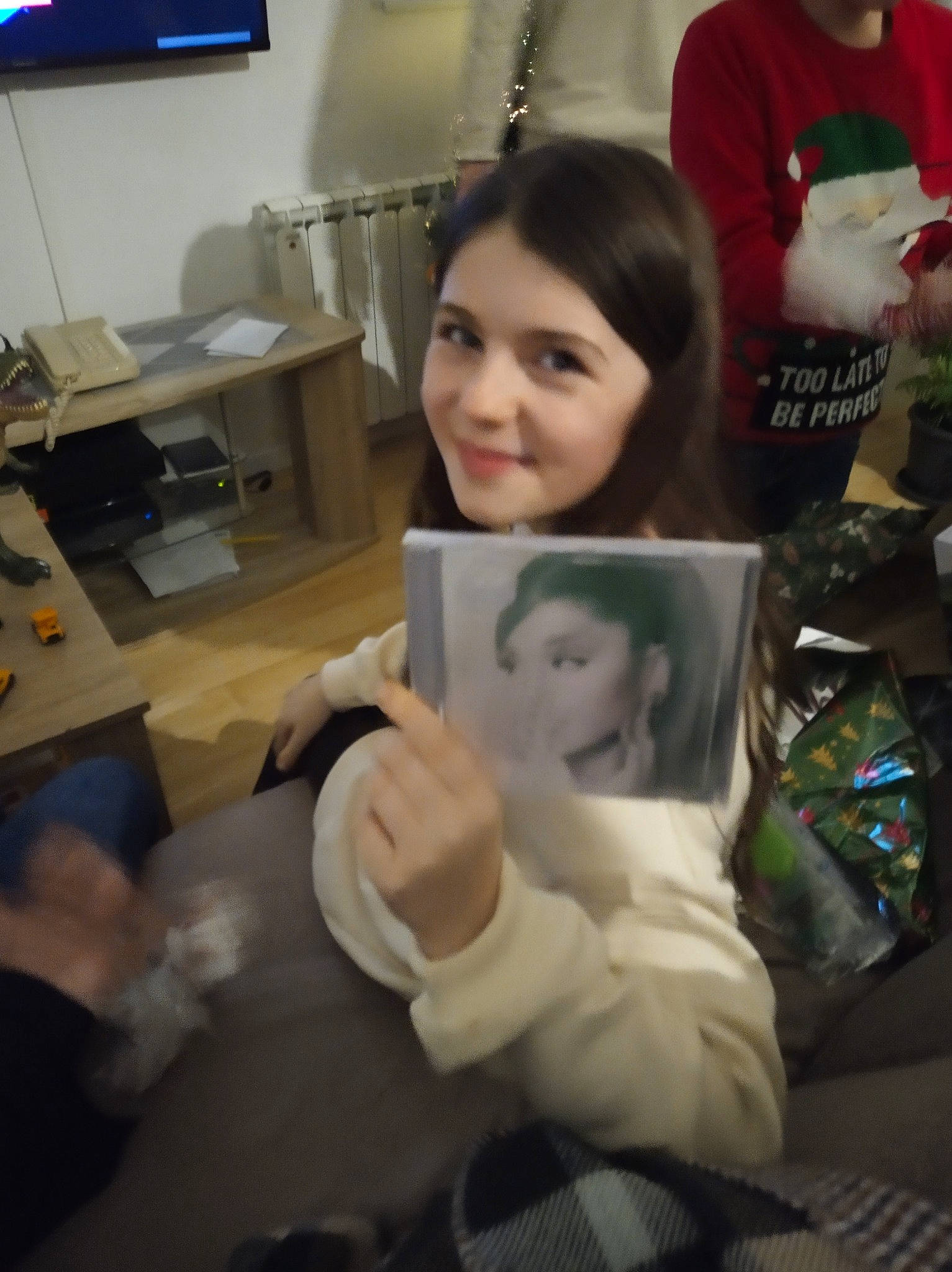 Celia a rejoint le concours — aidez-le/la à gagner de superbes lots ! artist, chair, child, desk, desktop_computer, display_device, event, eyewear, fun, happy, joy, led_backlit_lcd_display, office_equipment, person, room, sitting, smile, t_shirt, table, television