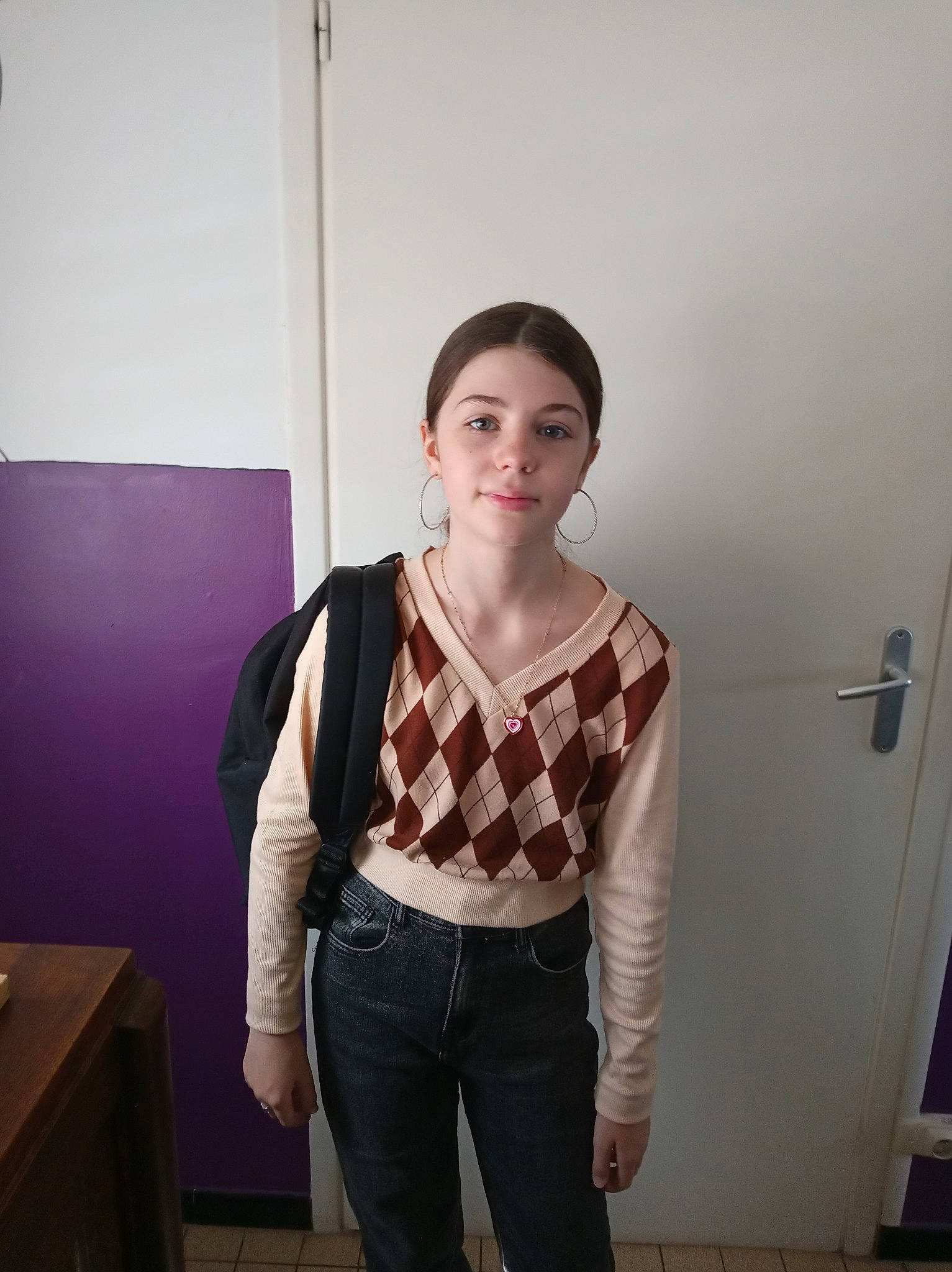 Celia participe au concours pour gagner de l'argent avec cette photo : abdomen, belt, blazer, chest, collar, denim, door, dress_shirt, elbow, fashion_design, gesture, jewellery, joy, luggage_and_bags, neck, pattern, person, shoulder, sleeve, standing