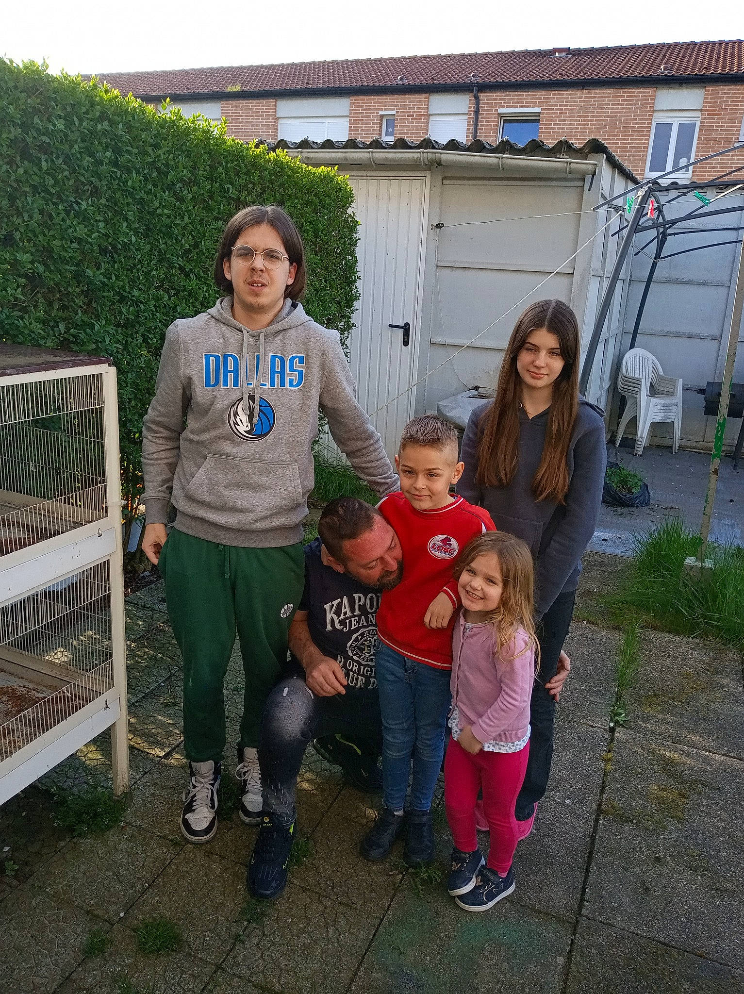 Celia a rejoint le concours — aidez-le/la à gagner de superbes lots ! boot, child, door, event, fun, garden, grass, house, jeans, joy, leaf, leisure, people_in_nature, person, plant, recreation, smile, toddler, travel, tree