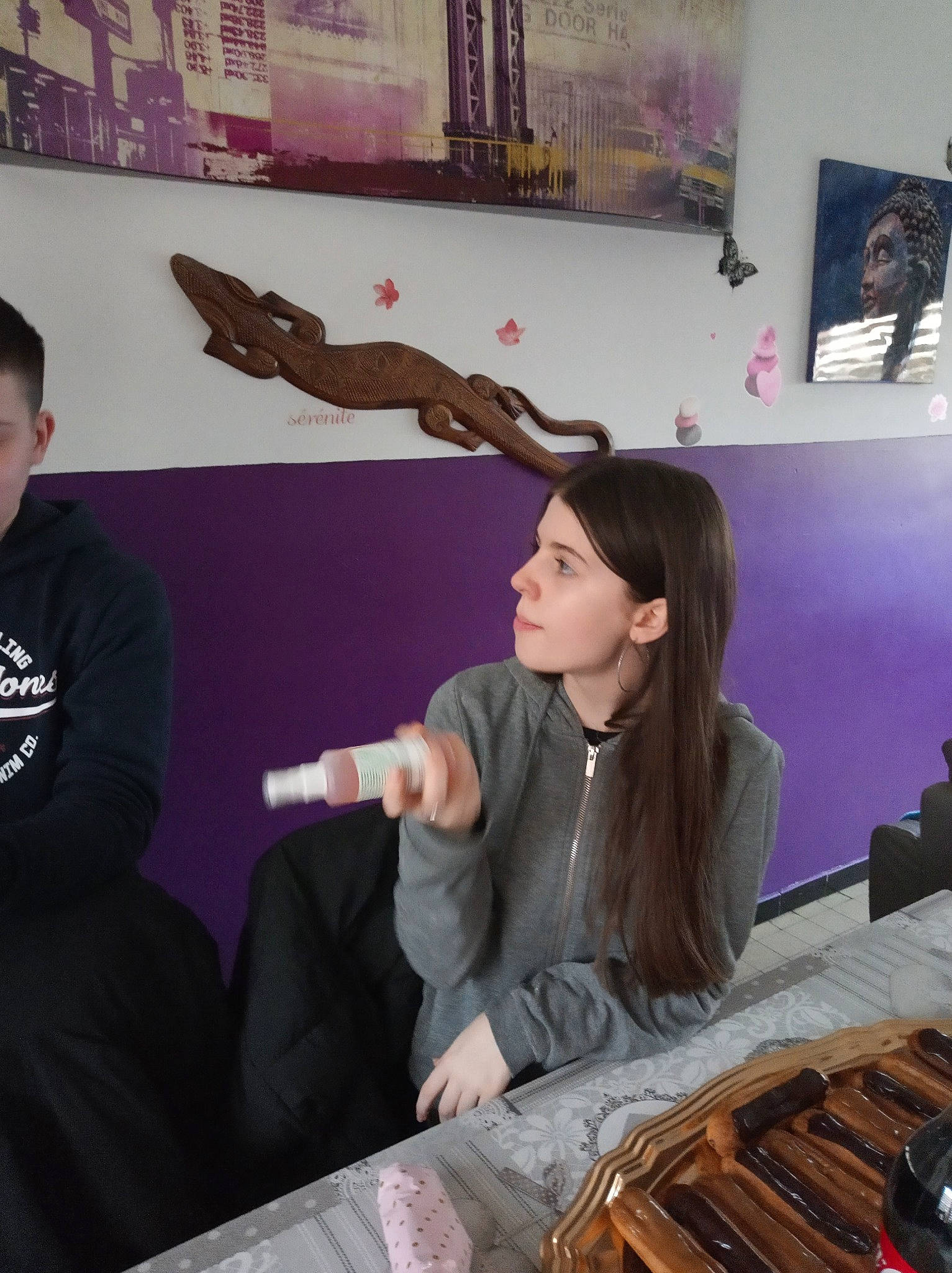 Celia a rejoint le concours — aidez-le/la à gagner de superbes lots ! audio_equipment, automotive_design, chair, event, eyewear, fun, gesture, long_hair, luggage_and_bags, music, musician, person, picture_frame, plucked_string_instruments, room, sitting, snapshot, string_instrument, t_shirt, table