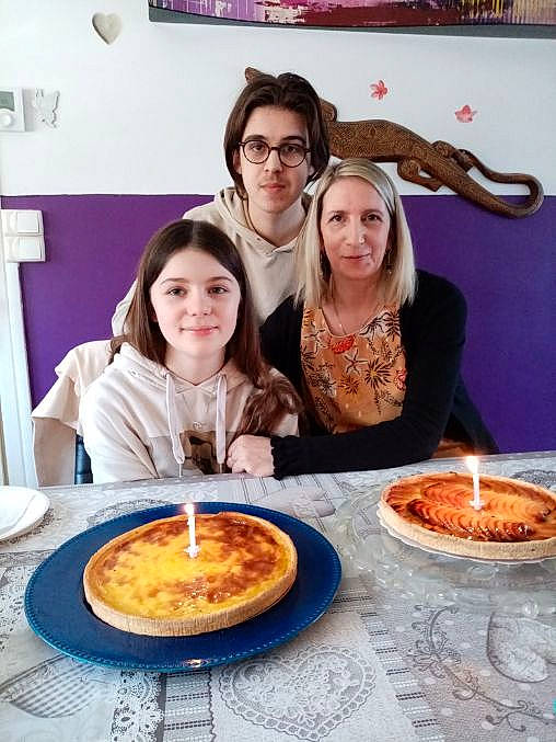 Celia participe au concours pour gagner de l'argent avec cette photo : baked_goods, baking, birthday_cake, cake, cooking, cuisine, dessert, dish, event, food, glasses, happy, ingredient, joy, person, photograph, picture_frame, plate, recipe, smile